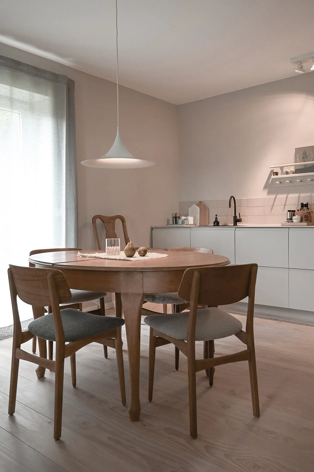 Esstisch und Küche im nordischen Stil im Ferienhaus Kiesby 