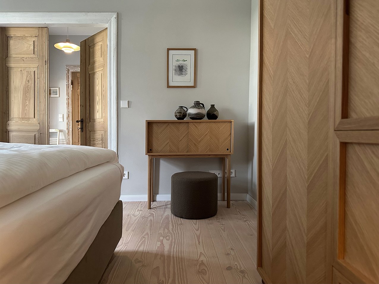 Schlafzimmer für Urlauber in Holz- und Naturtönen 