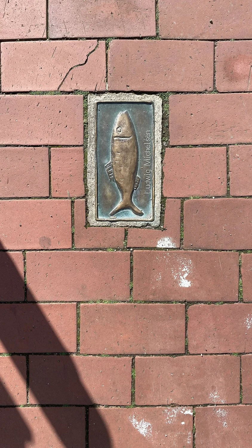 Bronze Figur Fisch im Boden in Kappeln