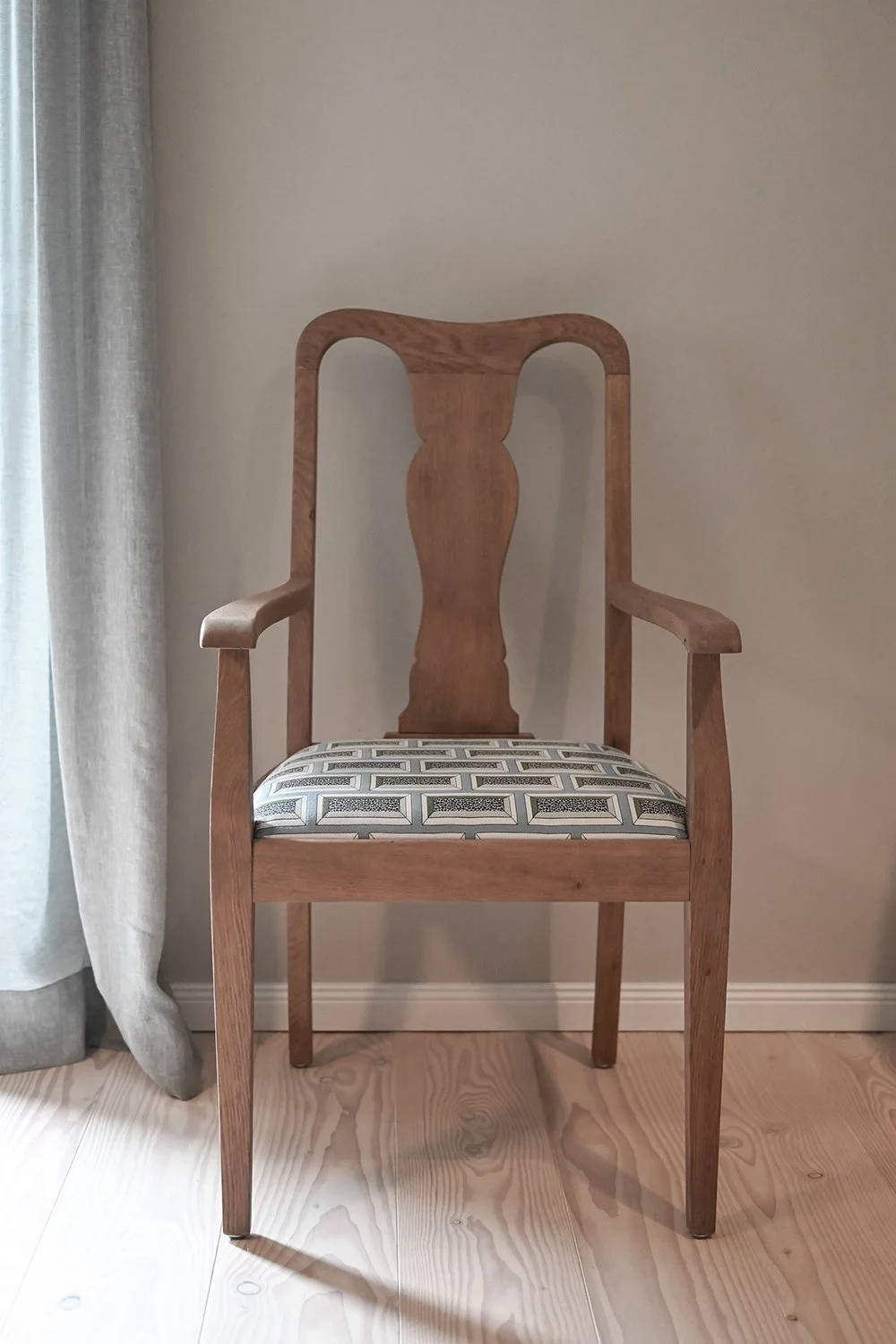 Alter Stuhl neu bezogen in der Küche des Ferienhauses zwischen Ostsee und Schlei