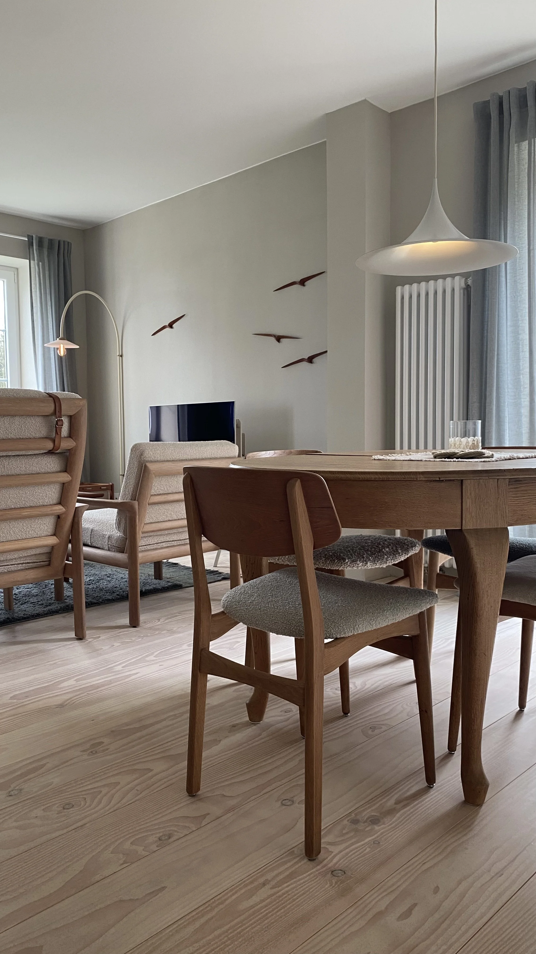 Esstisch in der Wohnküche mit Blick auf Sessel und Sofa