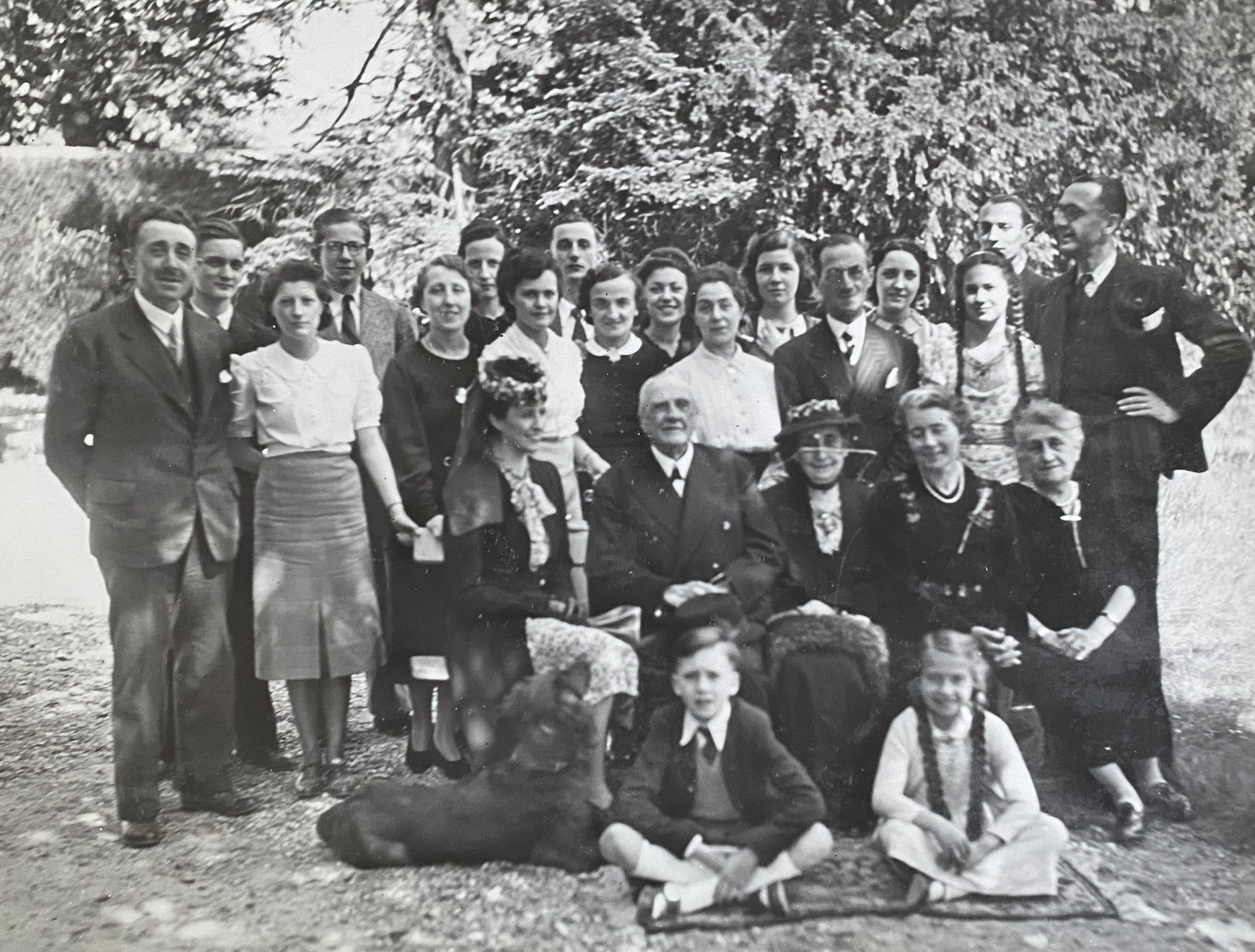 Famille autour d'adele et frederic dans le jardin.png