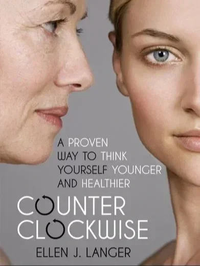 Doppia immagine di due donne, una anziana a sinistra e una giovane a destra, con testo sulla cura della pelle.