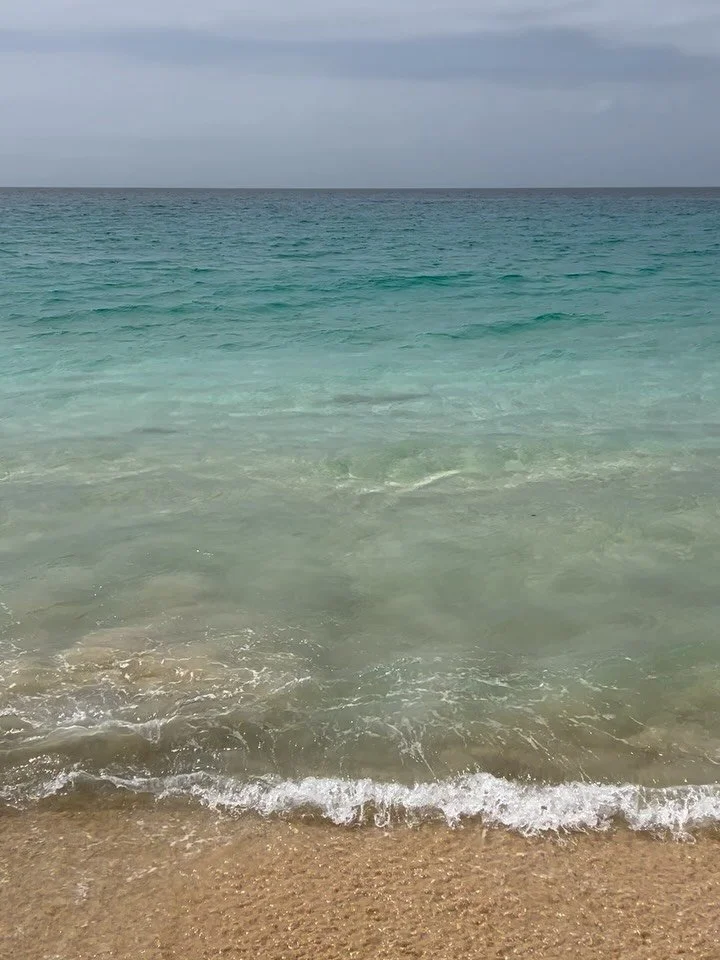 Cabo Verde 2025 🤍☀️
Eine kleine bewusste Auszeit mit viel Zeit am Strand und im Meer, mit netten Begegungen, tollen Yogastunden, ehrgeizigen Beachtennisturnieren und einer mich für mich sehr bedeutenden Überraschung direkt am ersten Tag, d
