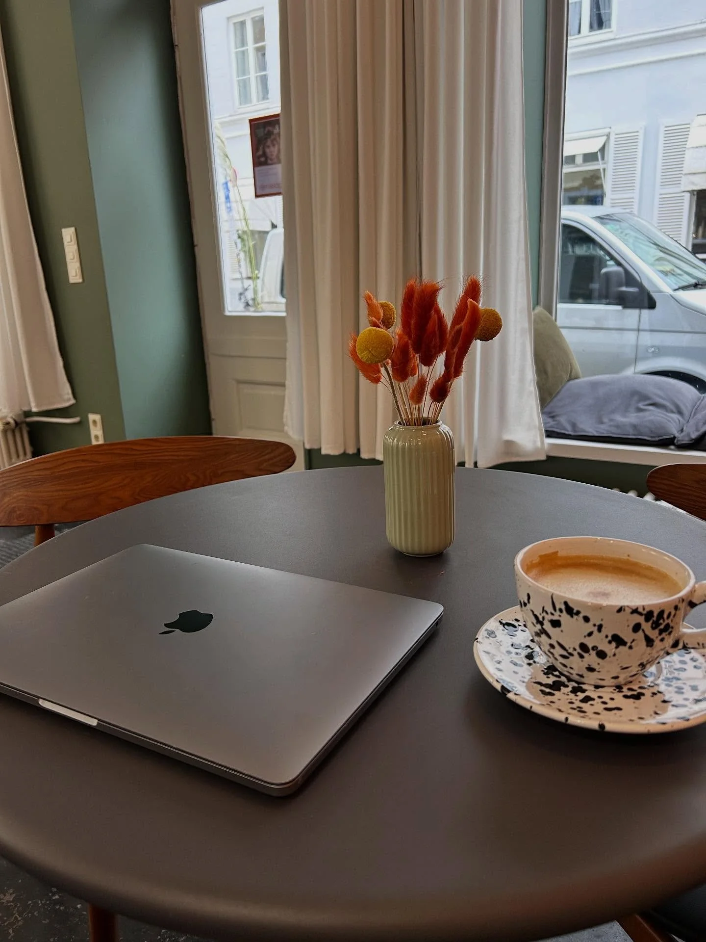 Lieber Oktober,
so wundervolle Herbstfarben (war das schon letztes Jahr so sch&ouml;n?!),erste Trainings im Dunkeln, viele viele Yogaklassen unterrichtet, wertvolle Zeit mit Freunden, Webseite publiziert, unglaublich gute B&uuml;cher gelesen, erste T