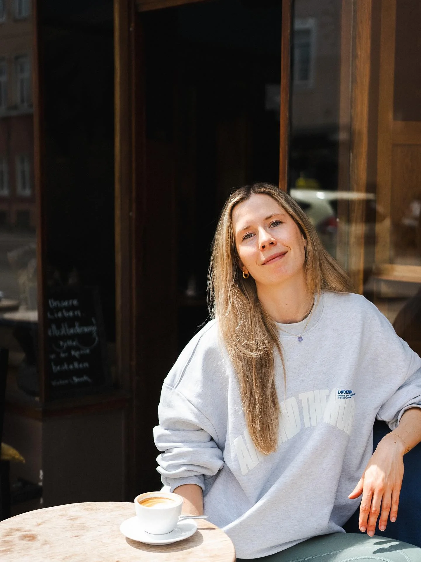 Ein simpler Gedanke von mir:
Wenn du die M&ouml;glichkeit hast, dann tauch in den Moment ab - sei es ein Gespr&auml;ch mit einer lieben Person in deinem Leben, ein Buch, Yoga, Zeit in der Natur, kreative Prozesse, auch im nichts tun &hellip; 
F&uuml;