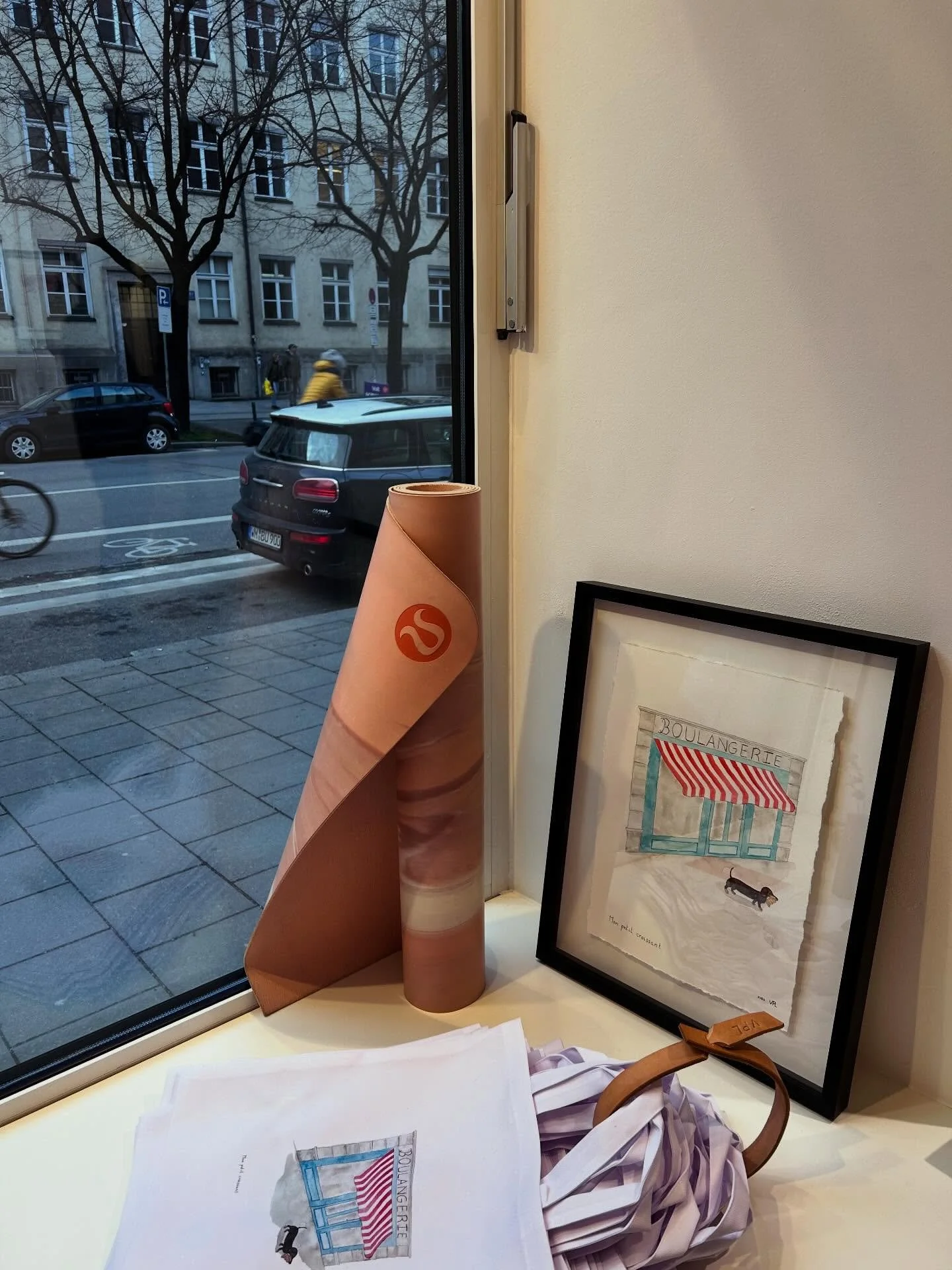 Ein kleiner R&uuml;ckblick auf mein Highlight im Februar &hearts;️
Wenn Kunst, Yoga und Liebe zusammenkommen - 
AM Yoga X Atelier d&lsquo; Amour 
Danke vom Herzen @vpl_design &amp; @sandra_soheyla_ahrabian_ 

Kunst &amp; Yoga haben so viel gemeinsam 