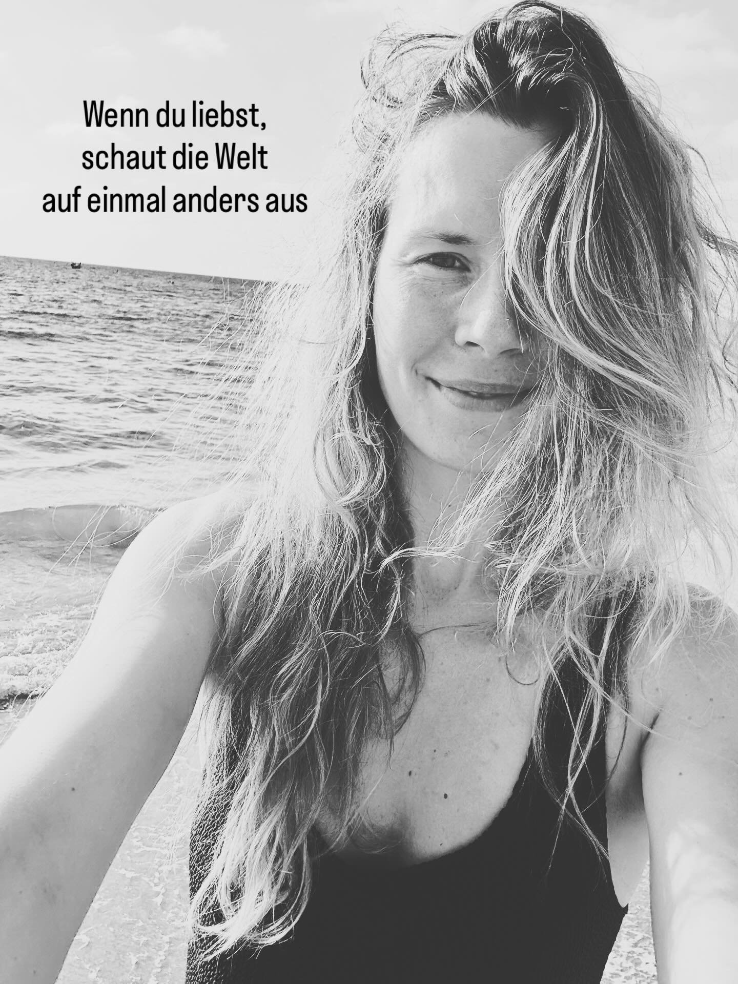 &bdquo;Wenn du liebst, schaut die Welt auf einmal anders aus.&ldquo; Diesen Satz habe ich eben in dem Buch &bdquo;Zwei Leben&ldquo; von Ewald Arenz gelesen - ich kann nur zustimmen.

Wenn ich auf solche S&auml;tze sto&szlig;e, dann l&ouml;st das eine