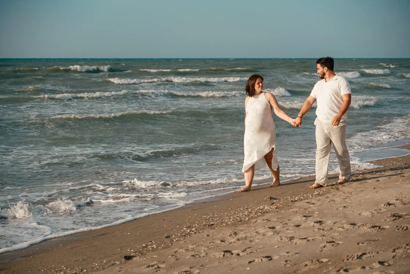 seance photo grossesse plage des escardines-MD-23.webp