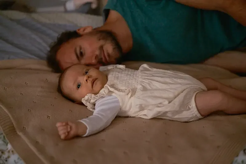 Seance photo naissance bébé avec papa