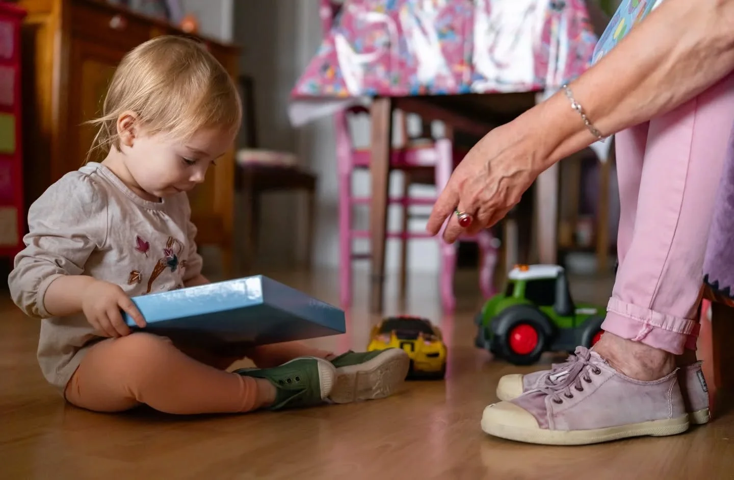 La photographie de famille, aujourd'hui, je t'explique mon approche.
Pour la photographie de famille, je souhaite une approche la plus documentaire possible.
Documentaire : c'est quoi ?
Cette approche consiste à observer et raconter votre v