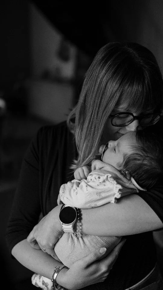 La semaine dernière, j'ai rencontré Malia et sa famille, pour une séance à domicil.
C'était une chouette séance, avec beaucoup d'amour.
Je vous laisse découvrir à quoi ressemble les reportage