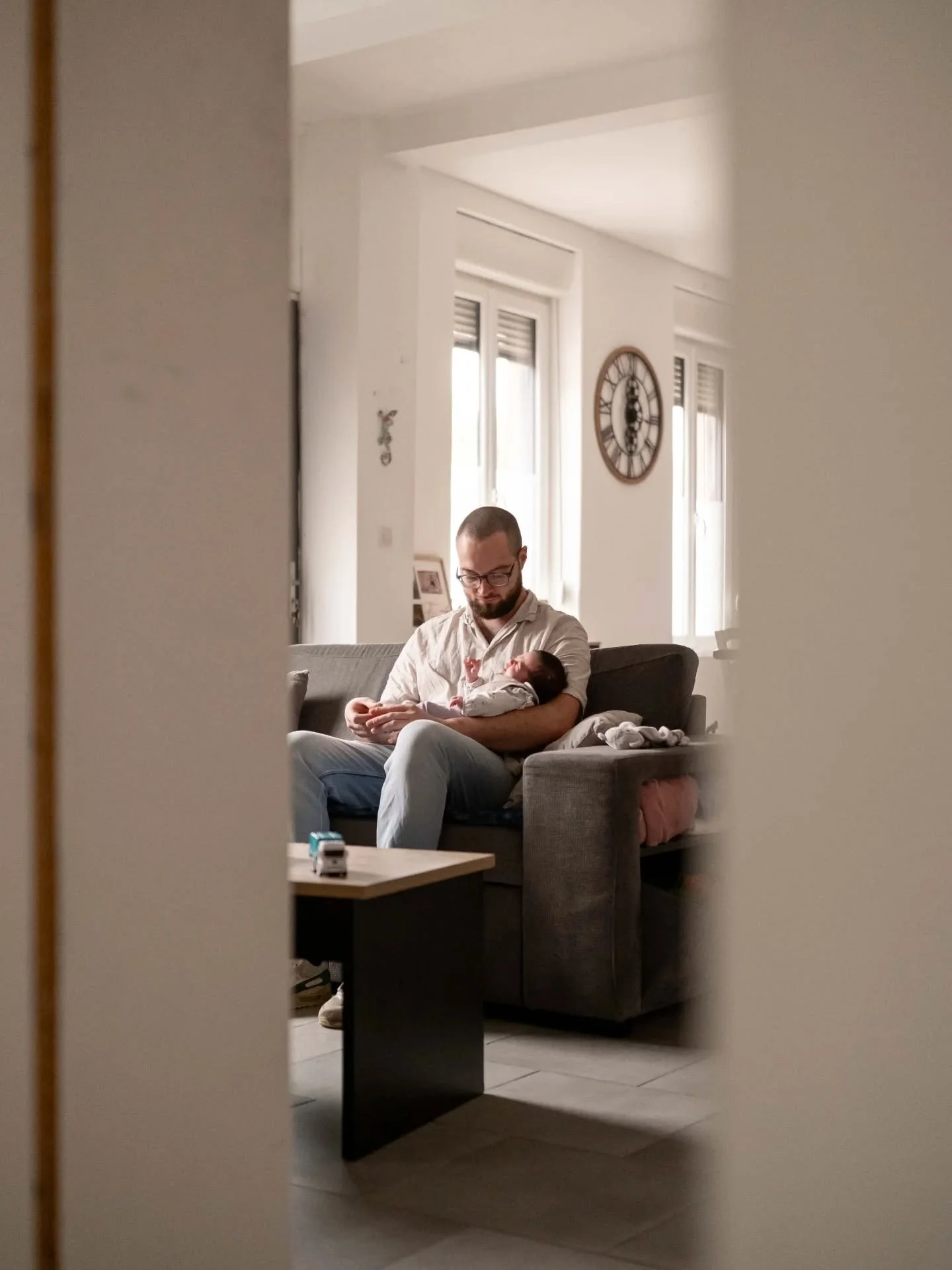 ✨ Vos petites histoires en image.
Pendant les séances à la maison, vous vivez votre vie et je m'attache à raconter vos histoires en image.
Ces petits gestes du quotidien peuvent paraître sans intérêts mais mis