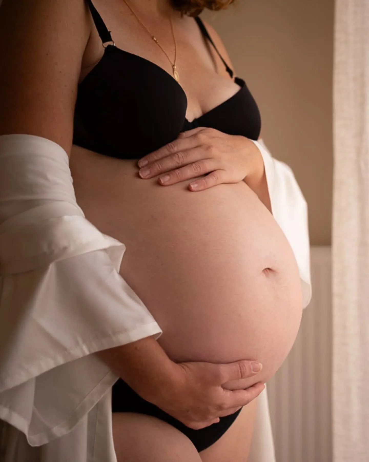 Qu&rsquo;elle soit classique ou plus intimiste, voici quelques conseils pour bien pr&eacute;parer ta s&eacute;ance photo grossesse &agrave; la maison :

Pr&eacute;vois ta s&eacute;ance vers le 7ᵉ ou 8ᵉ mois. La fatigue est moins pr&eacute;sente et tu