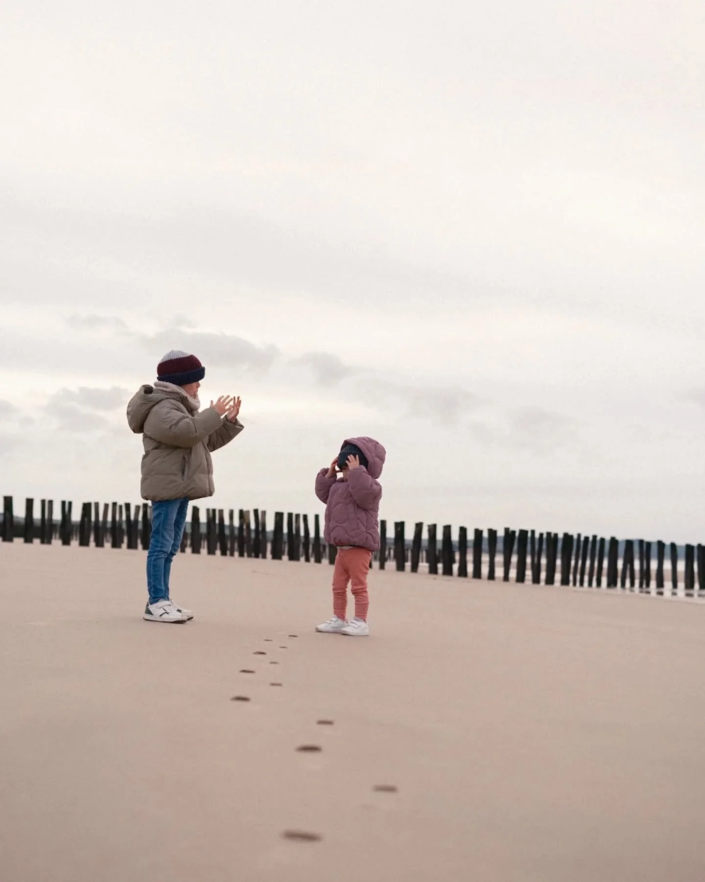 Les voir grandir ensemble, ici et nulle part ailleurs 🌊 😍

&amp; Leur cr&eacute;er des souvenirs pour la vie.

🌊

Elodie | Photographe famille et maternit&eacute;. 
📍C&ocirc;te d'Opale &amp; Lille. 
✉️ hello@elodiebaras.com 
🌐 www.elodiebaras.co