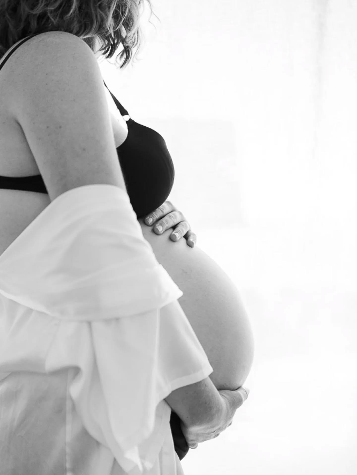 Futures mamans,
Pensez &agrave; vous.

9 mois, ce n'est si long... 
Garder une trace de votre grossesse.

💌 Pour plus d&rsquo;informations ou pour  r&eacute;server votre s&eacute;ance : lien en bio.

Elodie | Photographe famille et maternit&eacute;.
