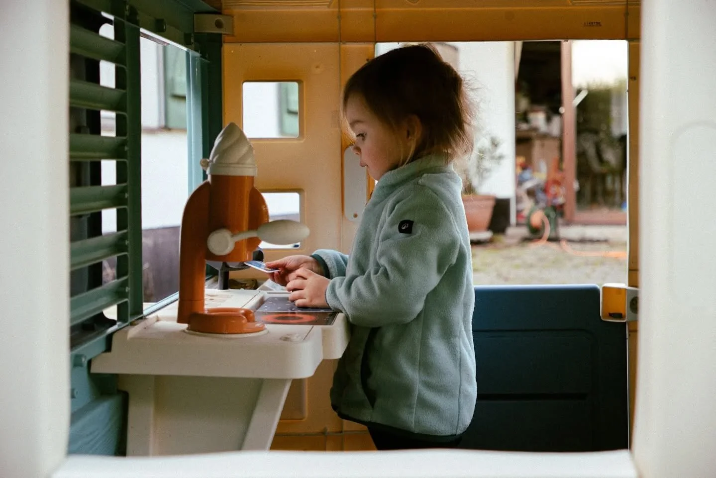 Documenter le quotidien.

Joie, rires ou regards intimes.
Mon but est de pr&eacute;server les instants tels qu'ils ont &eacute;t&eacute; v&eacute;cus. Chaque famille son histoire personnelle, et je serai ravie de la documenter &agrave; vos c&ocirc;t&