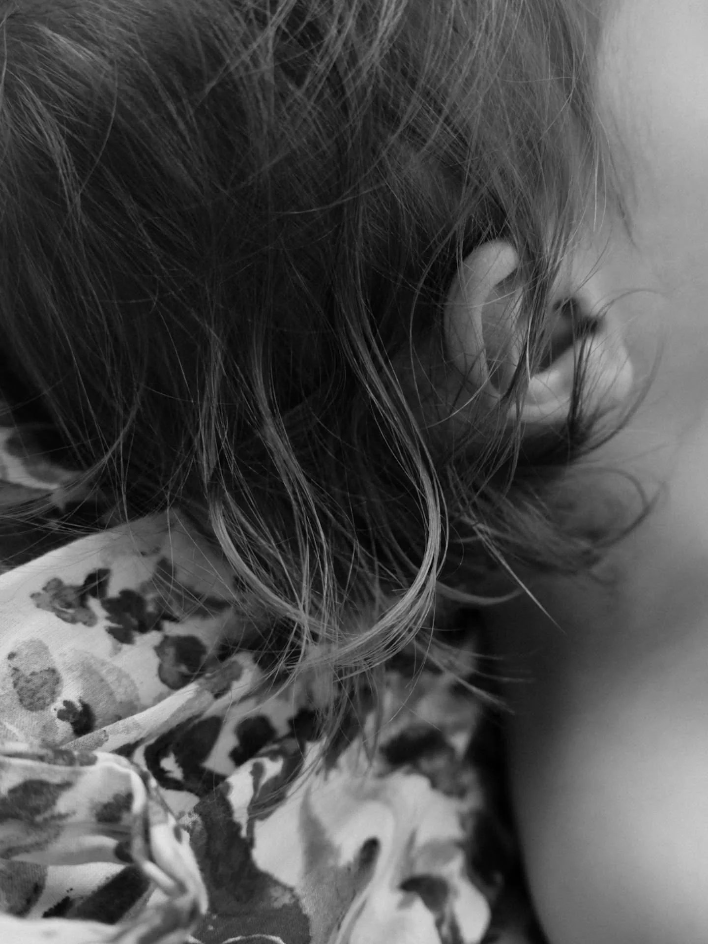 ☀️ Pr&eacute;mices d'&eacute;t&eacute; 

Garder une traces de ses petites bouclettes, de l'&eacute;puisement par la chaleur, de ses petites &eacute;paules, de l'unique grain de beaut&eacute; entre les omoplates transpirantes.
Petits d&eacute;tails d'