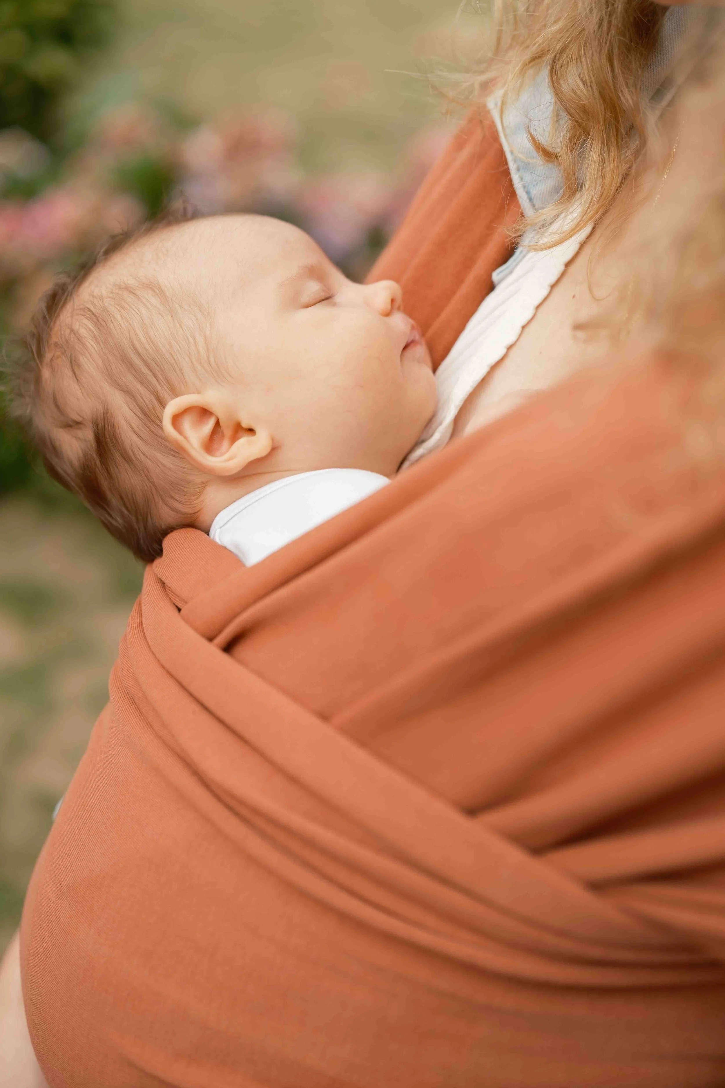 seance naissance calais, bébé en portage dans une écharpe à wimereux