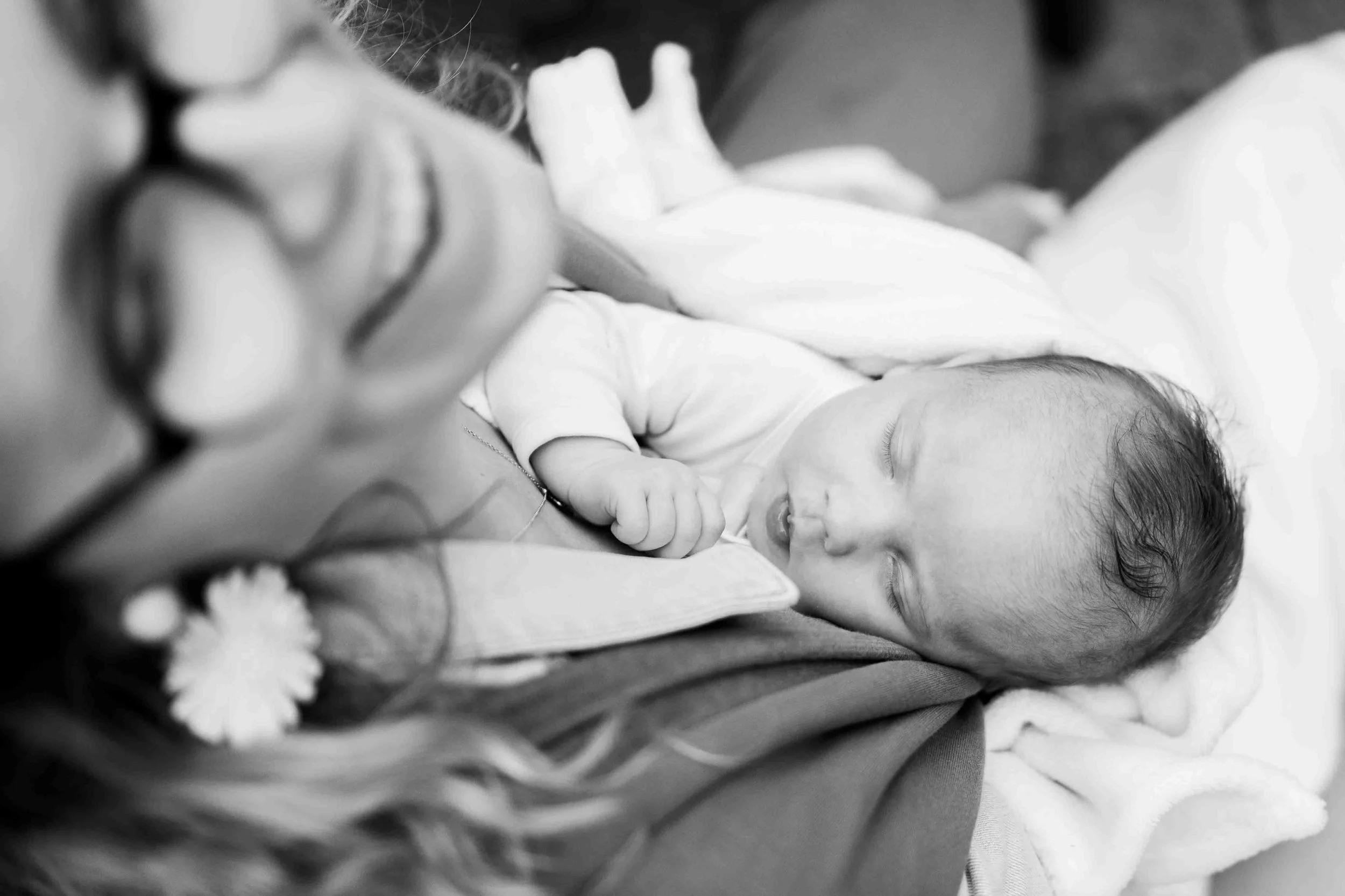 seance bebe qui dort dans les bras de maman en portage