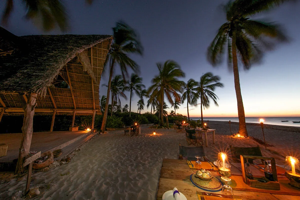 viaggi-mare-tanzania-isola-fanjove-cena-spiaggia.webp
