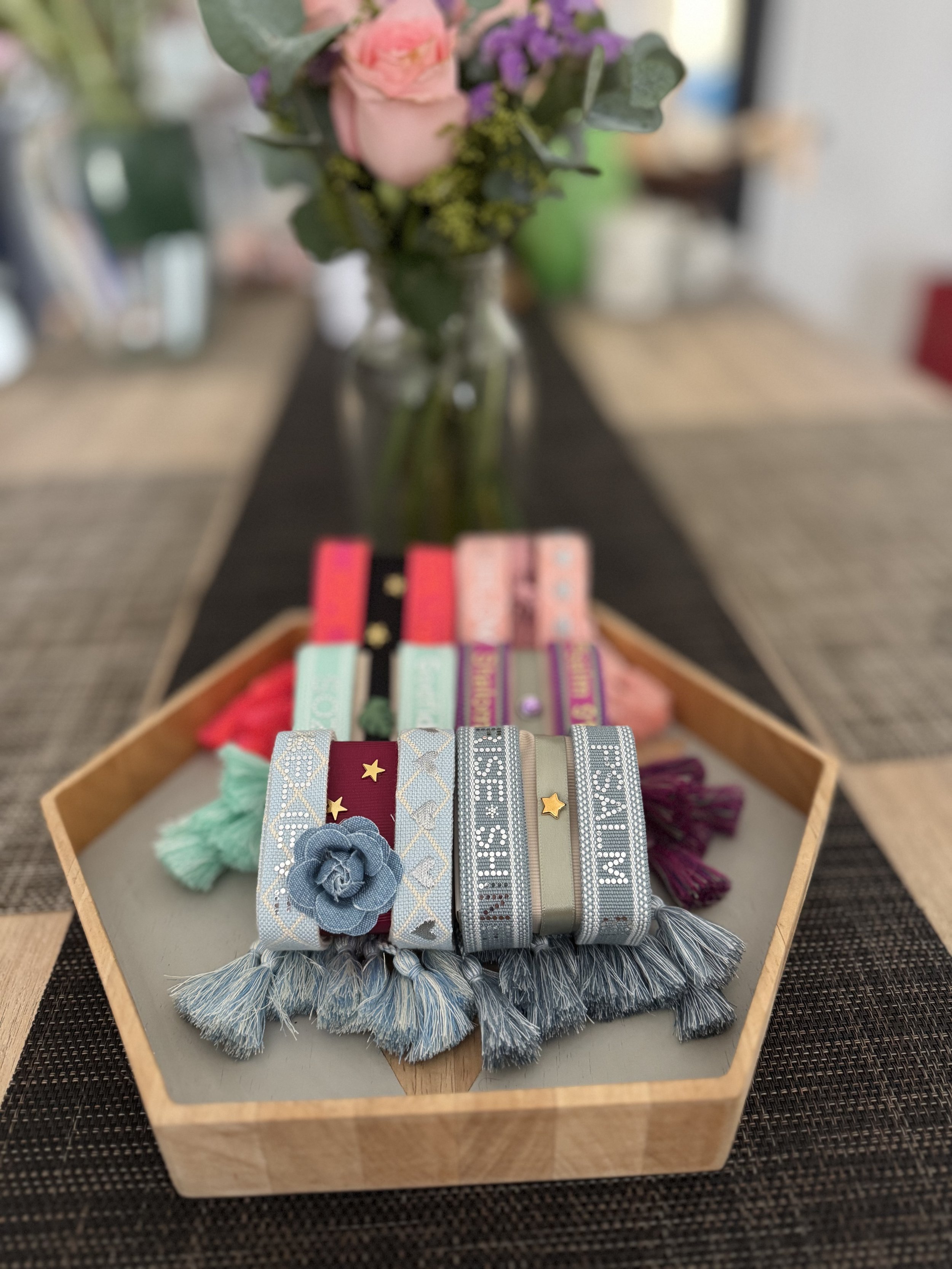 Surprise wristband box set of 12