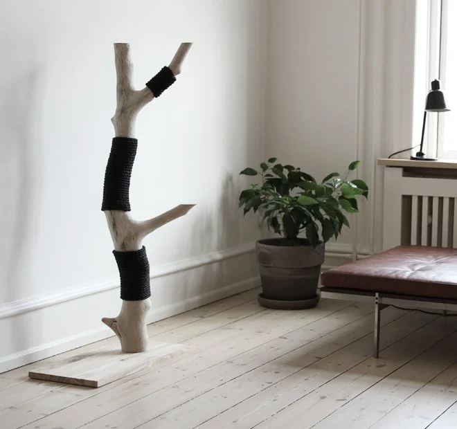 Light wooden cat scratching furniture with black sisal, integrated into a Scandinavian interior