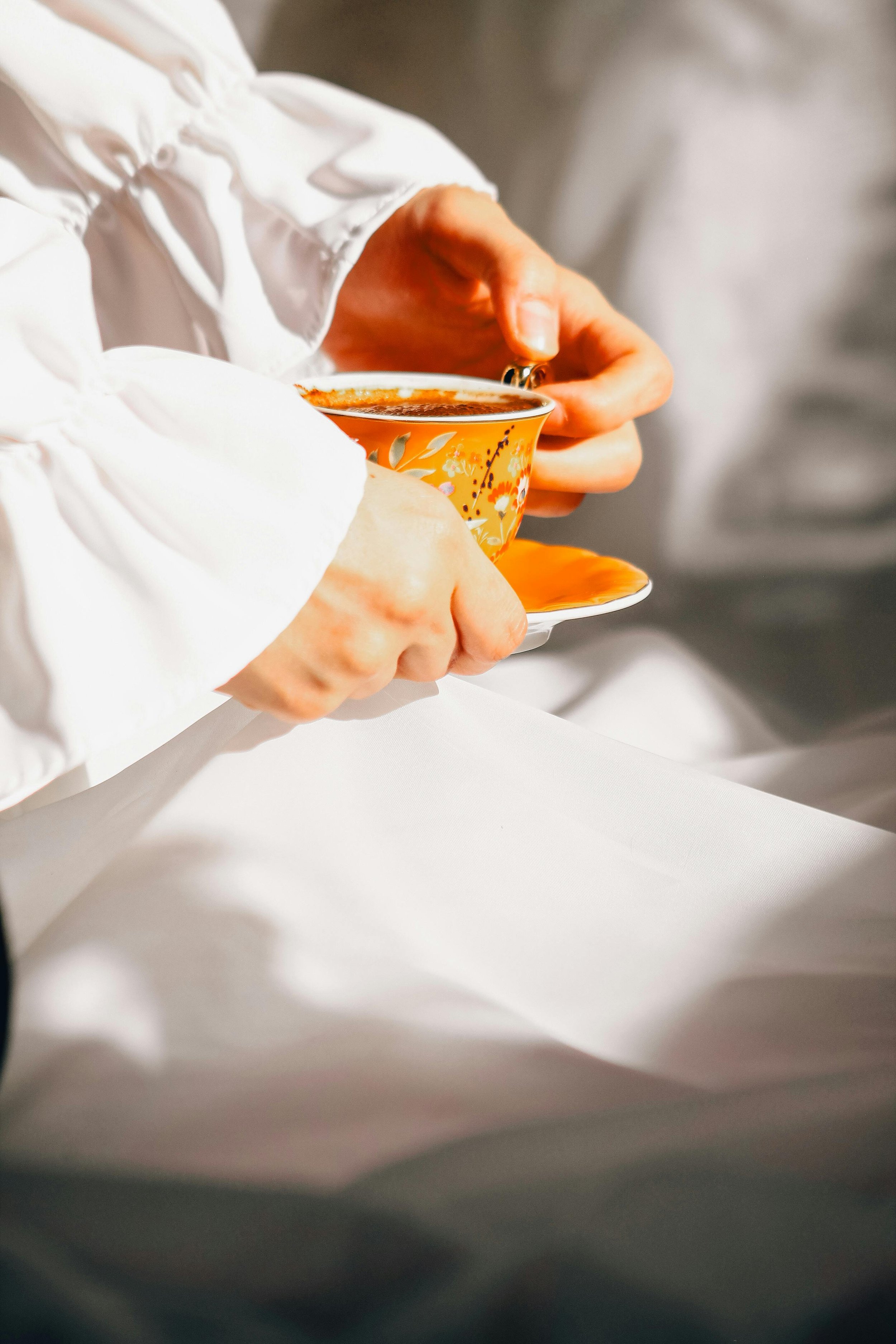 Woman holding a warm cup of herbal tea representing the calm, supportive and one-to-one nature of individual dietitian consultations with Elena Pop Nutrition