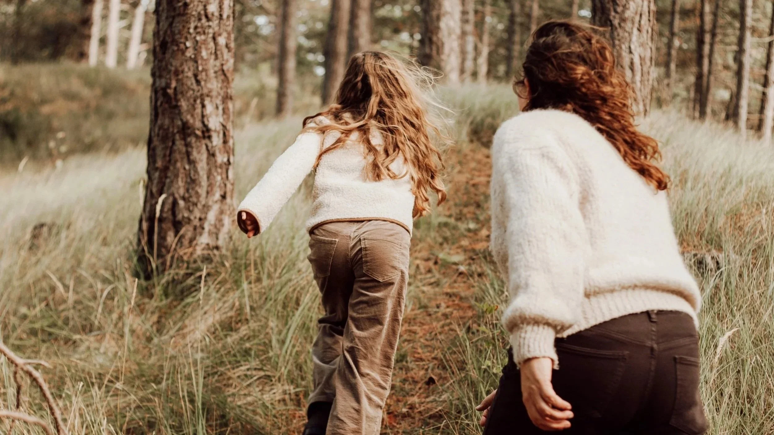 Een gezellige herfstshoot met je gezin in het bos van Westenschouwen? Ontdek waarom dit één van mijn favoriete locaties is voor gezinsfotografie.