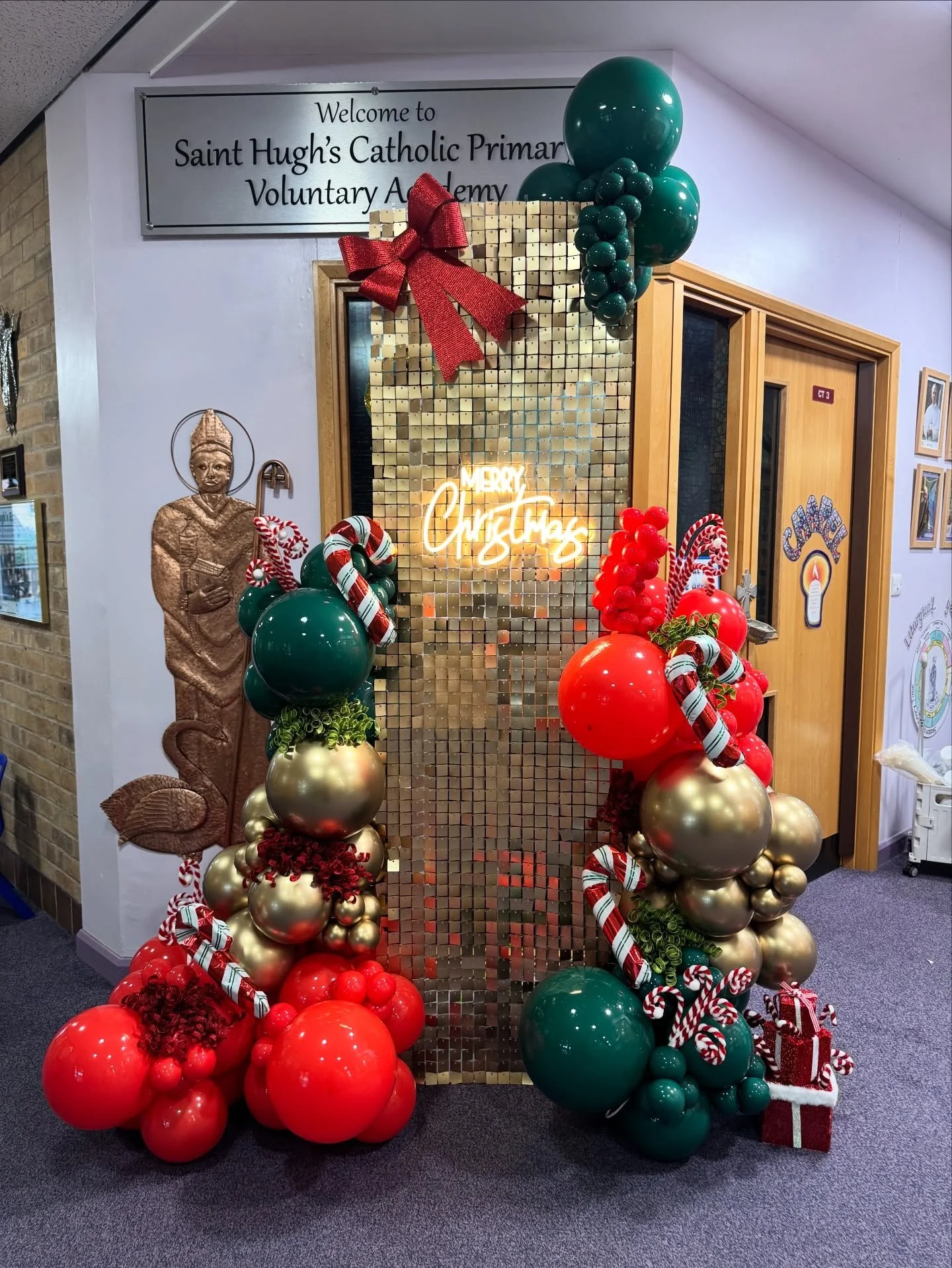 Come see our festive display at St Hugh&rsquo;s Xmas Fair tonight at 6pm 🎄❄️ #lincoln #lincolnshire #event #christmas #balloons