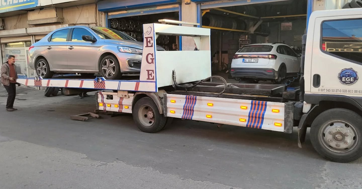 Kaza sonrası g&uuml;venli kurtarma, Kula Ege Kurtarıcı farkıyla! 🛡️

D&uuml;n gece Kula-İzmir yolu &uuml;zerinde meydana gelen trafik kazasına hızla m&uuml;dahale ettik. Kaza yerinden kurtardığımız aracı, sabah erken saatlerde g&uuml;venle Uşak Sana
