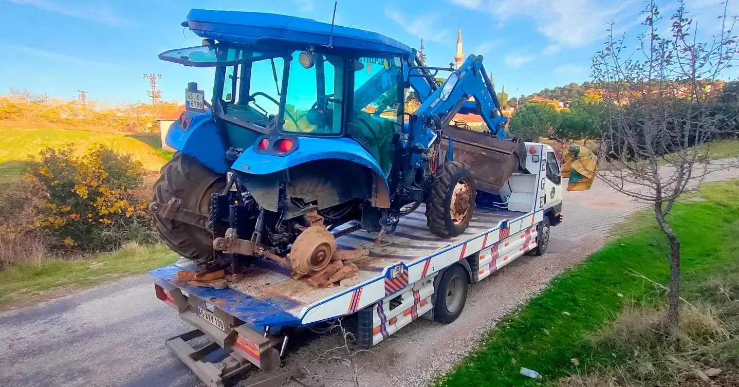 Kula Ege Kurtarıcı ile Evciler Mahallesi'nde Trakt&ouml;r Kurtarma! 🚜

​Bug&uuml;n Kula Evciler Mahallesi'nde tekeri kopan bir trakt&ouml;re m&uuml;dahale ettik. Hassas ve dikkatli bir kurtarma operasyonuyla trakt&ouml;r&uuml; yoldan alarak g&uuml;v