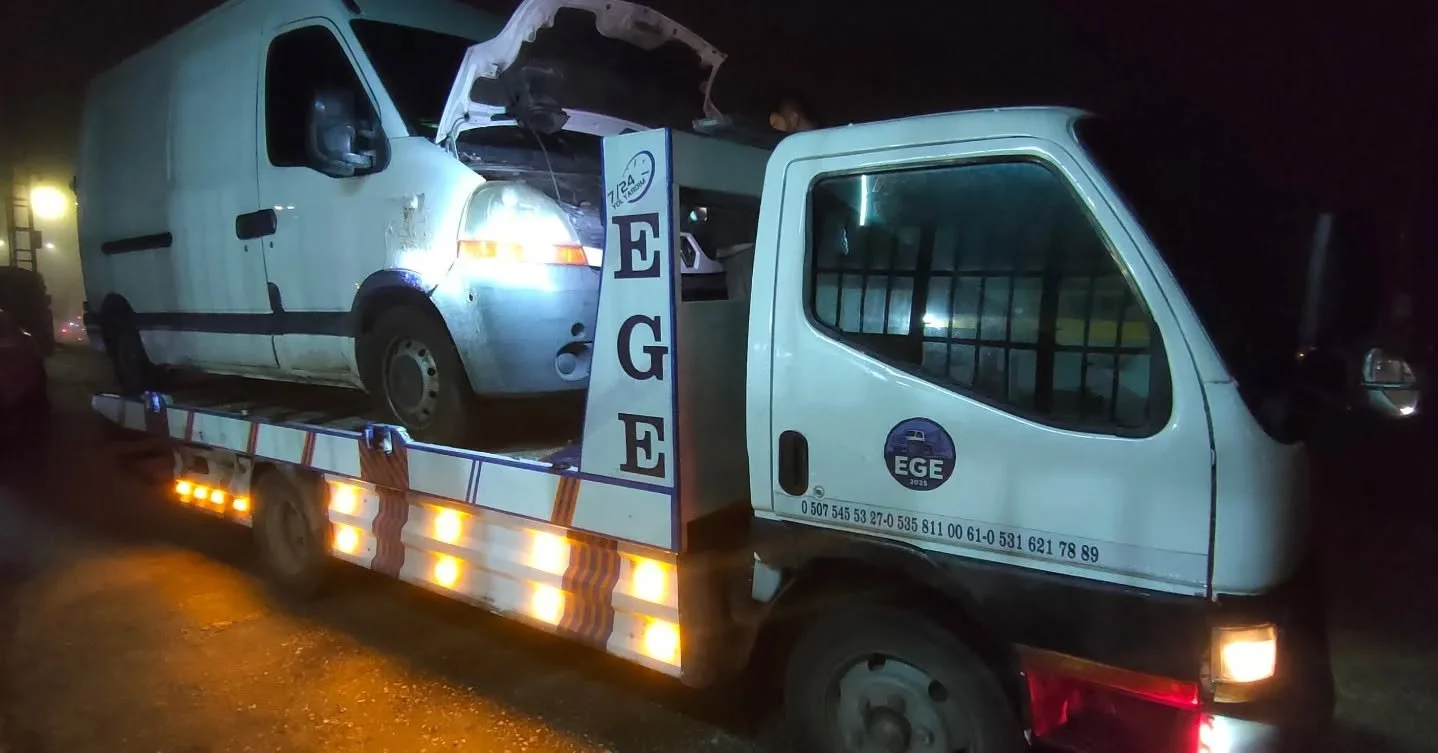 Gece N&ouml;beti: Kula-İzmir E96 Karayolu Kurtarma! 🚨

D&uuml;n gece yine yollardaydık. Kula-İzmir E96 g&uuml;zergahında arıza nedeniyle yolda kalan bir misafirimizi hızlıca kurtardık. Gece ya da g&uuml;nd&uuml;z fark etmeksizin, sizlerin g&uuml;ven