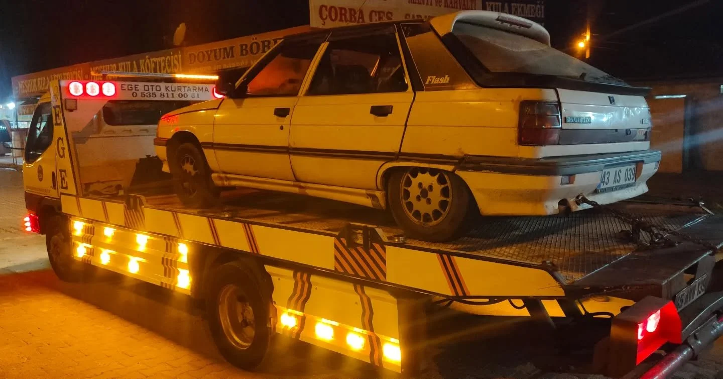 Uşak'tan Turgutlu'ya Kesintisiz Hizmet! 🛣️

Bug&uuml;n rotamız Uşak-İzmir Karayoluydu. Kula'ya varmadan arızalanan aracı profesyonel ekibimizle kurtardık ve m&uuml;şterimizin isteği &uuml;zerine tamir i&ccedil;in Turgutlu Sanayi Sitesi'ne g&uuml;ven