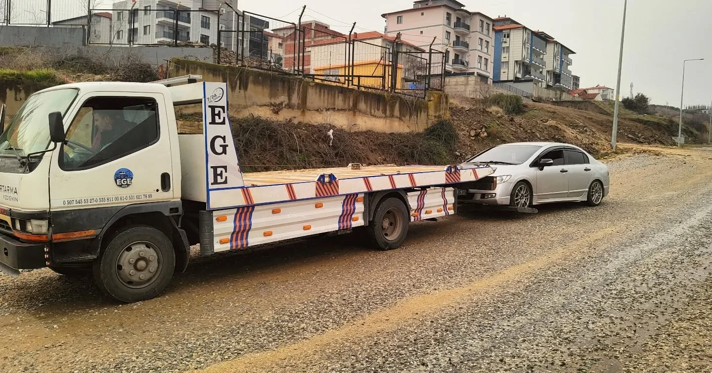 G&uuml;ne Kula merkezde başladık! ☀️🚛

Sabah saatlerinde arıza yapan aracın yardımına koştuk ve kısa s&uuml;rede Kula Sanayi Sitesi'ne ulaştırdık. Komşumuza ge&ccedil;miş olsun dileklerimizi iletiyoruz. ✅🤝
Sadece ana yollarda değil, Kula&rsquo;nın 
