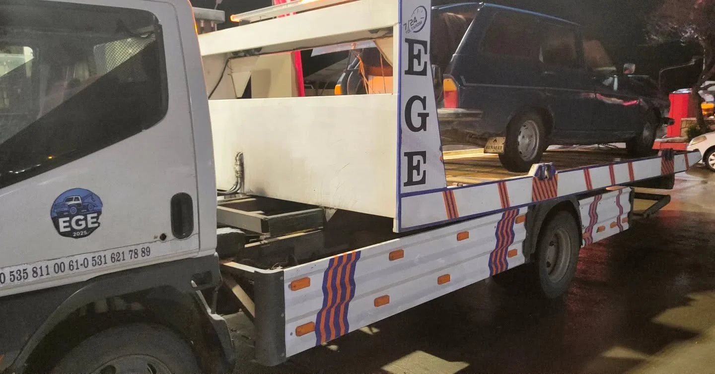 Gece g&uuml;nd&uuml;z, mesafe fark etmeksizin yollardayız! 🌙🛠️

D&uuml;n gece Kula Jandarma Kavşağı&rsquo;nda kaza yapan aracın yardımına koştuk ve kazazedemizin aracını K&uuml;tahya Gediz Sanayi Sitesi&rsquo;ne sağ salim teslim ettik. M&uuml;şteri