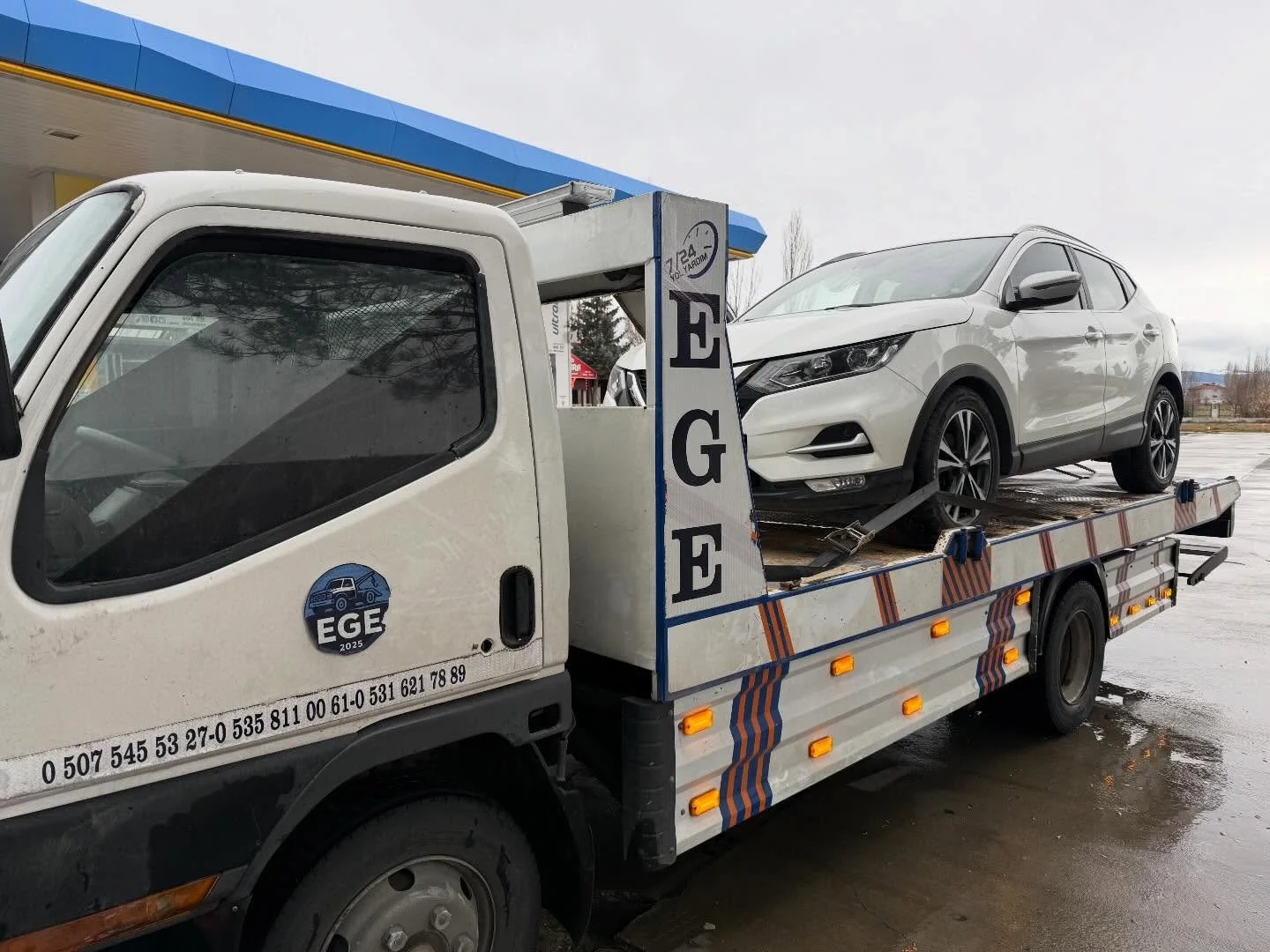 E96 - D300 Kula Karayolunda Acil M&uuml;dahale! 🚛🛣️

Bug&uuml;n, Google Haritalar &uuml;zerinde ana ulaşım arterimiz olan E96 (D300) Kula Karayolu kesişiminde arızalanan bir m&uuml;şterimize anında ulaştık. Yol g&uuml;venliğini sağlayarak aracını y