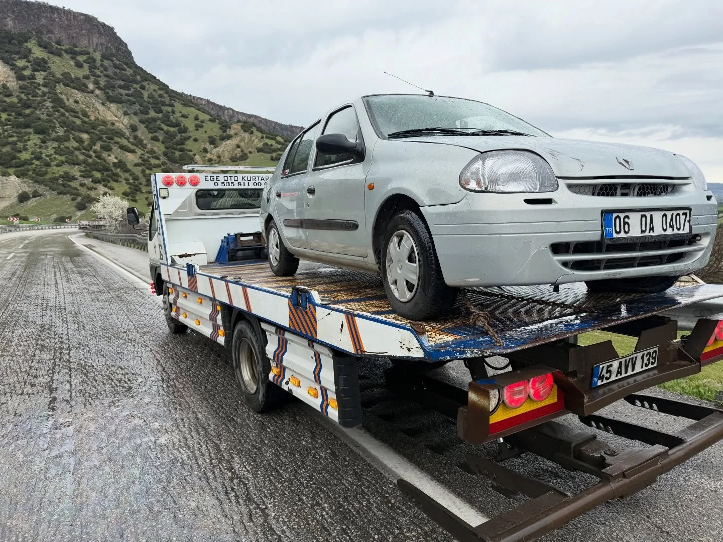 KULA&rsquo;NIN YOLLARINDA, SİZİN YANINIZDAYIZ! 🚛🚨

Gece g&uuml;nd&uuml;z, şehir i&ccedil;i veya şehirler arası... Mesafe ve ara&ccedil; t&uuml;r&uuml; fark etmeksizin Kula Ege Kurtarıcı olarak her operasyonda aynı titizlikle &ccedil;alışıyoruz! ✨✅
