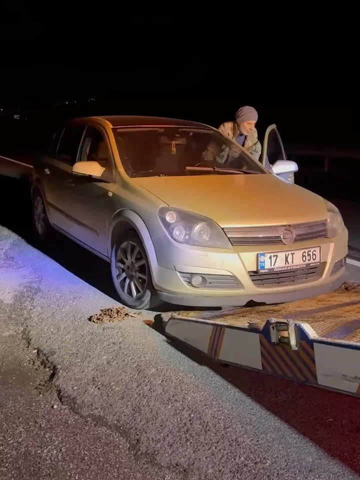 Kula D300/E96 Karayolu Gece Acil &Ccedil;ekici Hizmeti 🚛✨

Kula Ege Kurtarıcı olarak, İzmir - Uşak Yolu (D300) &uuml;zerindeki operasyonlarımıza bir yenisini daha ekledik. D&uuml;n gece Kısık K&ouml;y&uuml; Yolu kavşağında arıza nedeniyle mahsur kal