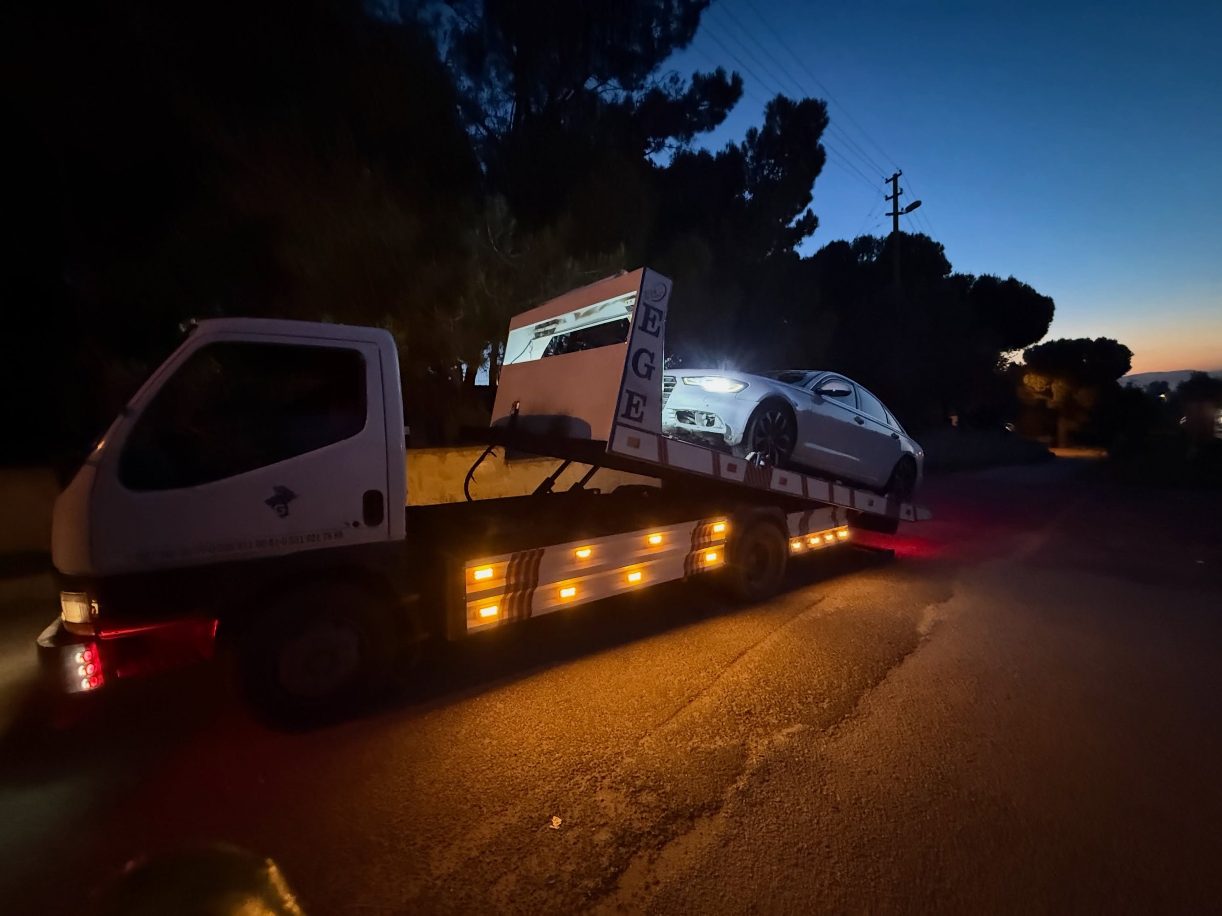 İZMİR-UŞAK KARAYOLU YENİŞEHİR GİRİŞİ ACİL KAZA KURTARMA
İzmir-Uşak Karayolu (E96 / D300) Yenişehir girişi mevkii &uuml;zerinde meydana gelen trafik kazasına Kula Ege Kurtarıcı ekiplerimizle saniyeler i&ccedil;inde m&uuml;dahale ettik. Kaza sonucu ağı