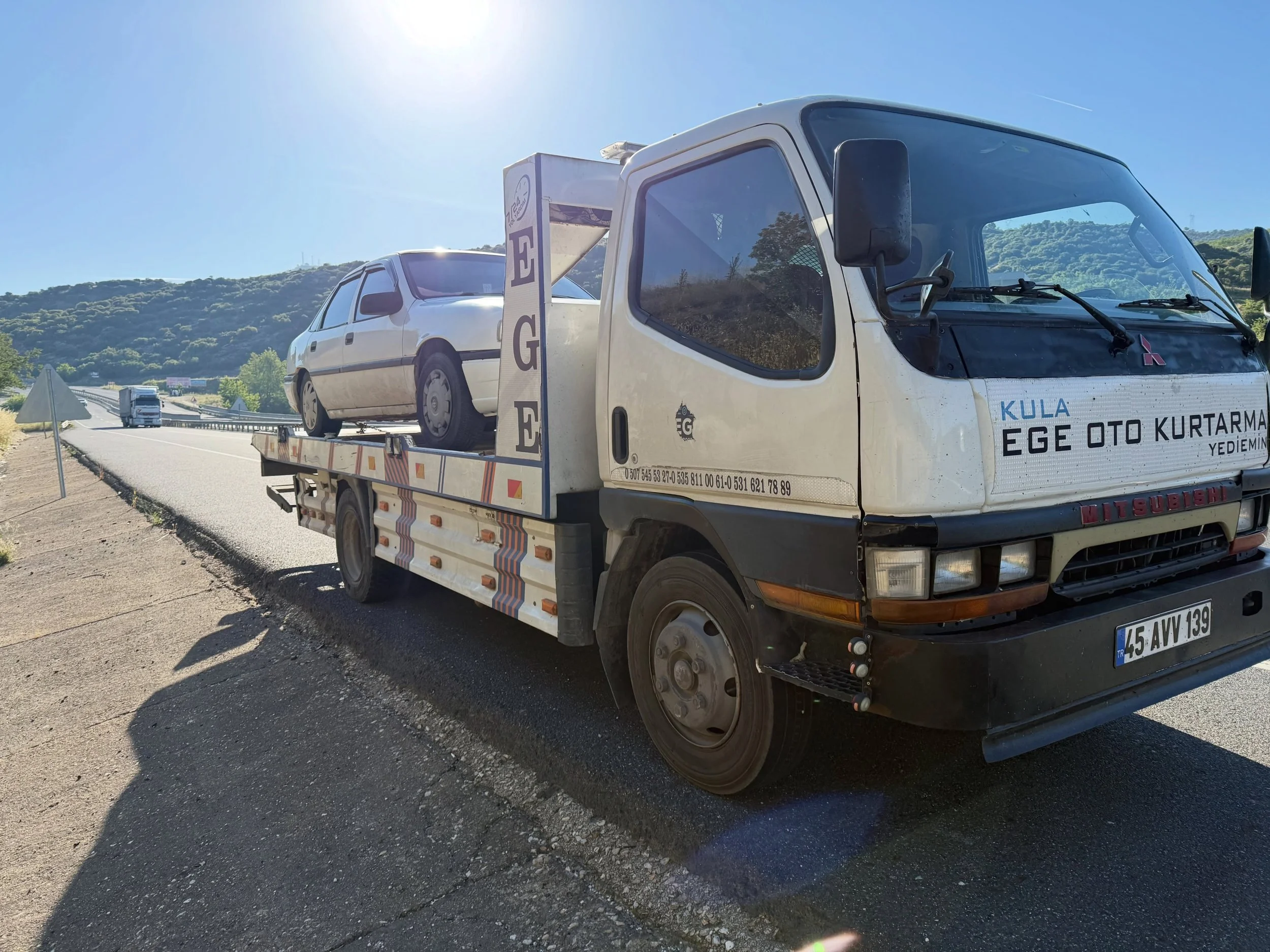 İZMİR-UŞAK KARAYOLU TAŞKONAK K&Ouml;Y&Uuml; GİRİŞİ ACİL YOL YARDIM
İzmir-Uşak Karayolu (E96 / D300) Taşkonak K&ouml;y&uuml; yolu girişinde motor arızası nedeniyle aniden yolda kalan beyaz renkli binek araca Kula Ege Kurtarıcı olarak anında m&uuml;dah
