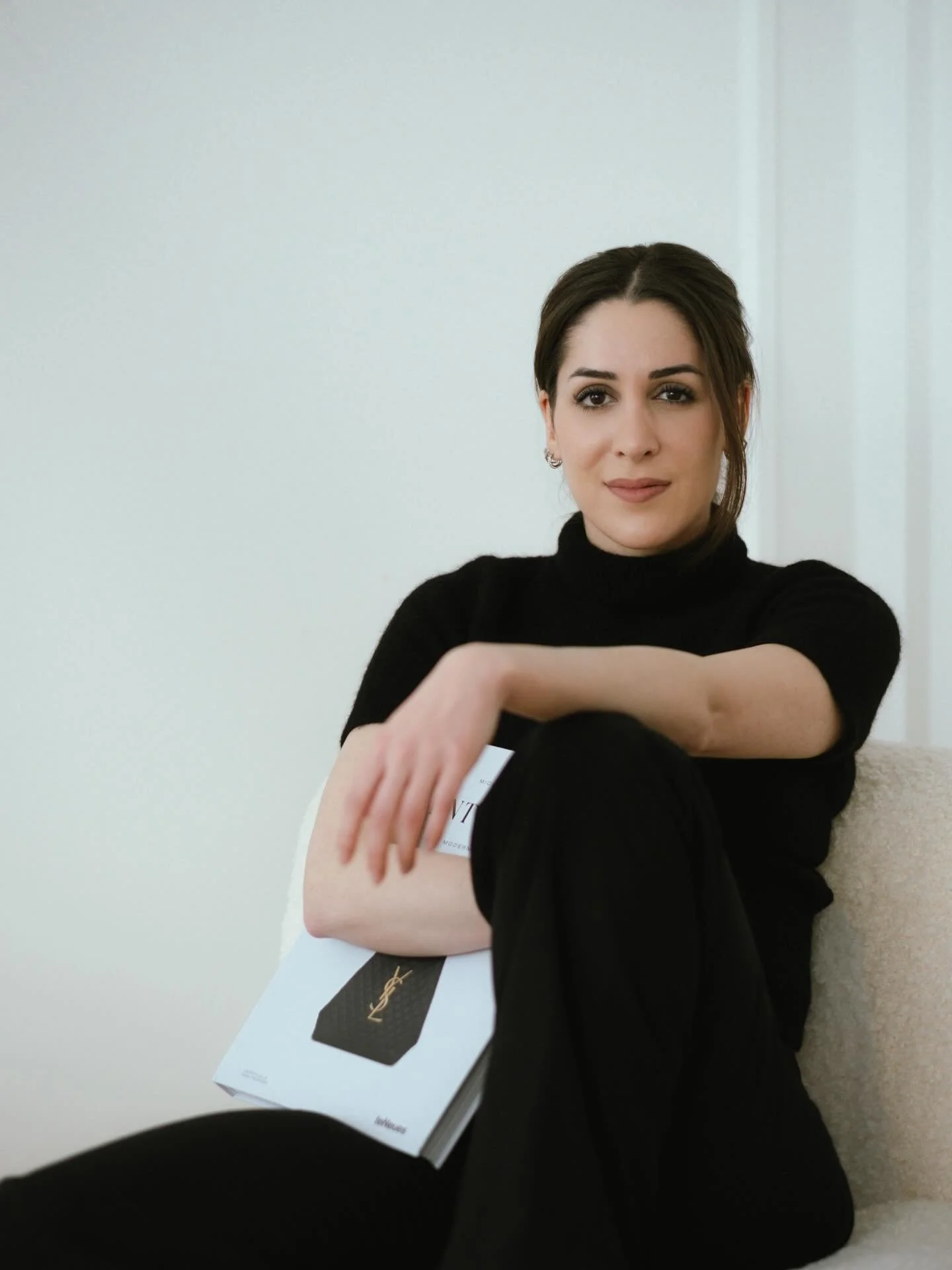 Hello, it's me 👋

Mein Name ist Berfin Ala, ich bin &Auml;rztin und habe meine Praxis mit einem klaren Fokus gegr&uuml;ndet: &Auml;sthetische Medizin auf h&ouml;chstem Niveau &ndash; nat&uuml;rlich, pr&auml;zise und individuell.

F&uuml;r mich bedeu