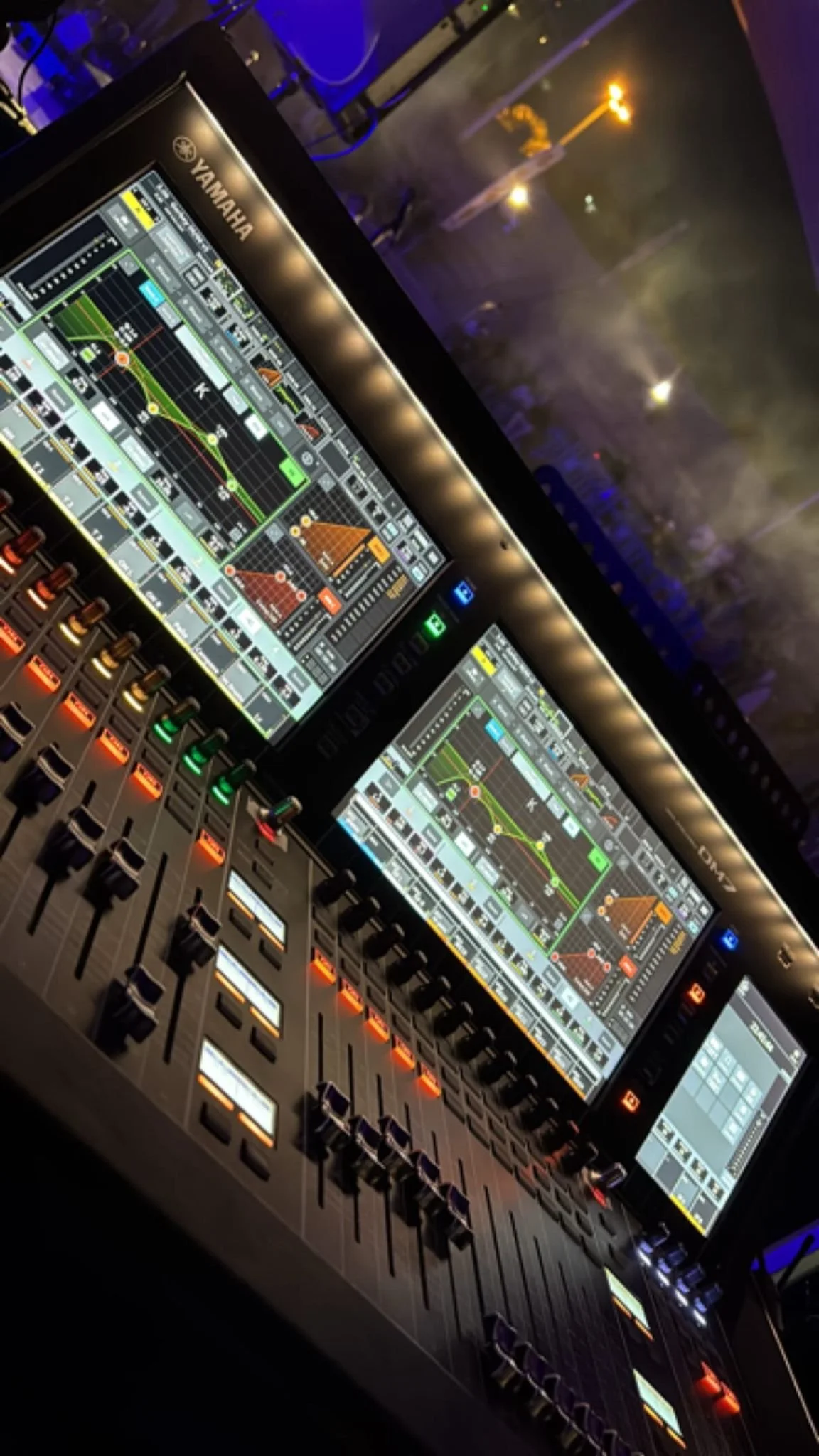 Ajuste de mezcla digital en consola Yamaha durante producción de sonido en directo