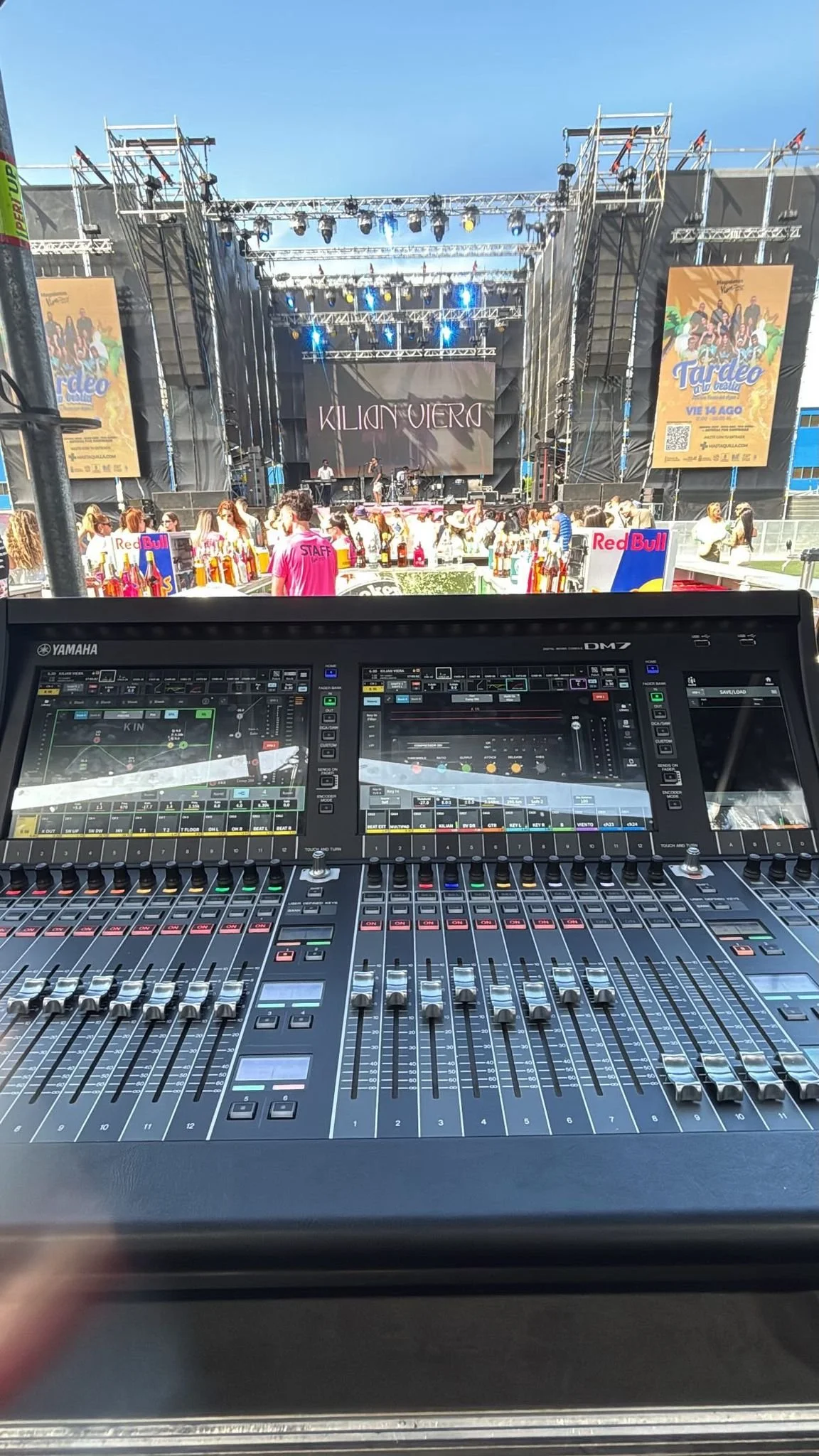 Control de mezcla FOH durante festival de música con escenario principal en directo