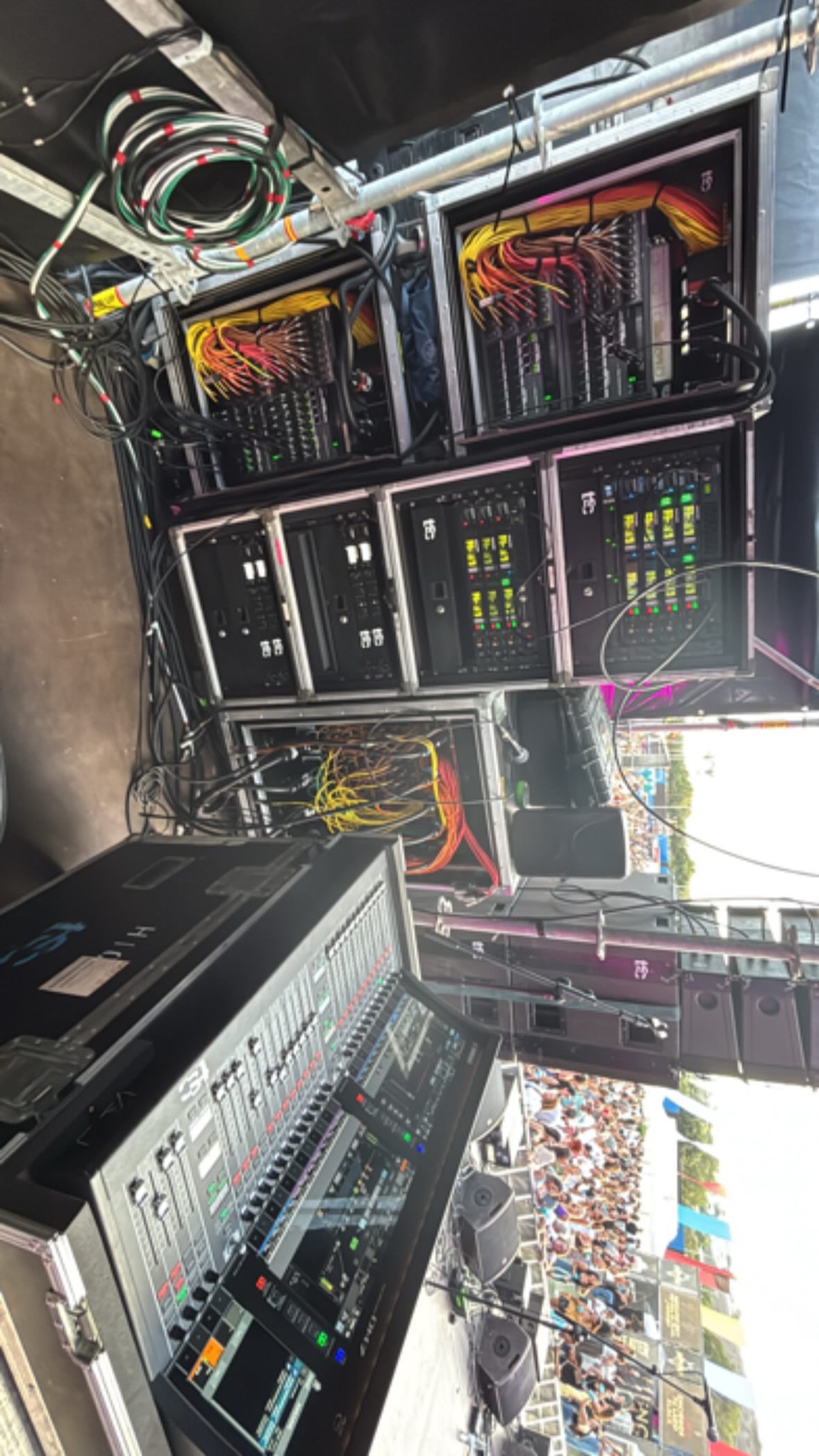 Sistemas de audio, racks de procesamiento y control técnico durante una producción en directo