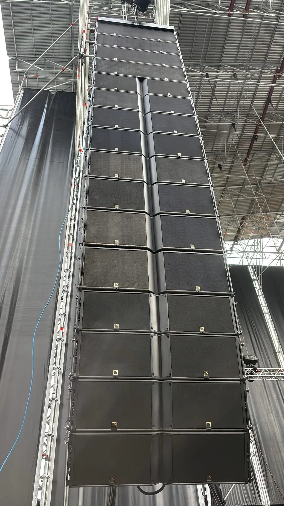 Sistema line array instalado para refuerzo sonoro en un concierto en directo