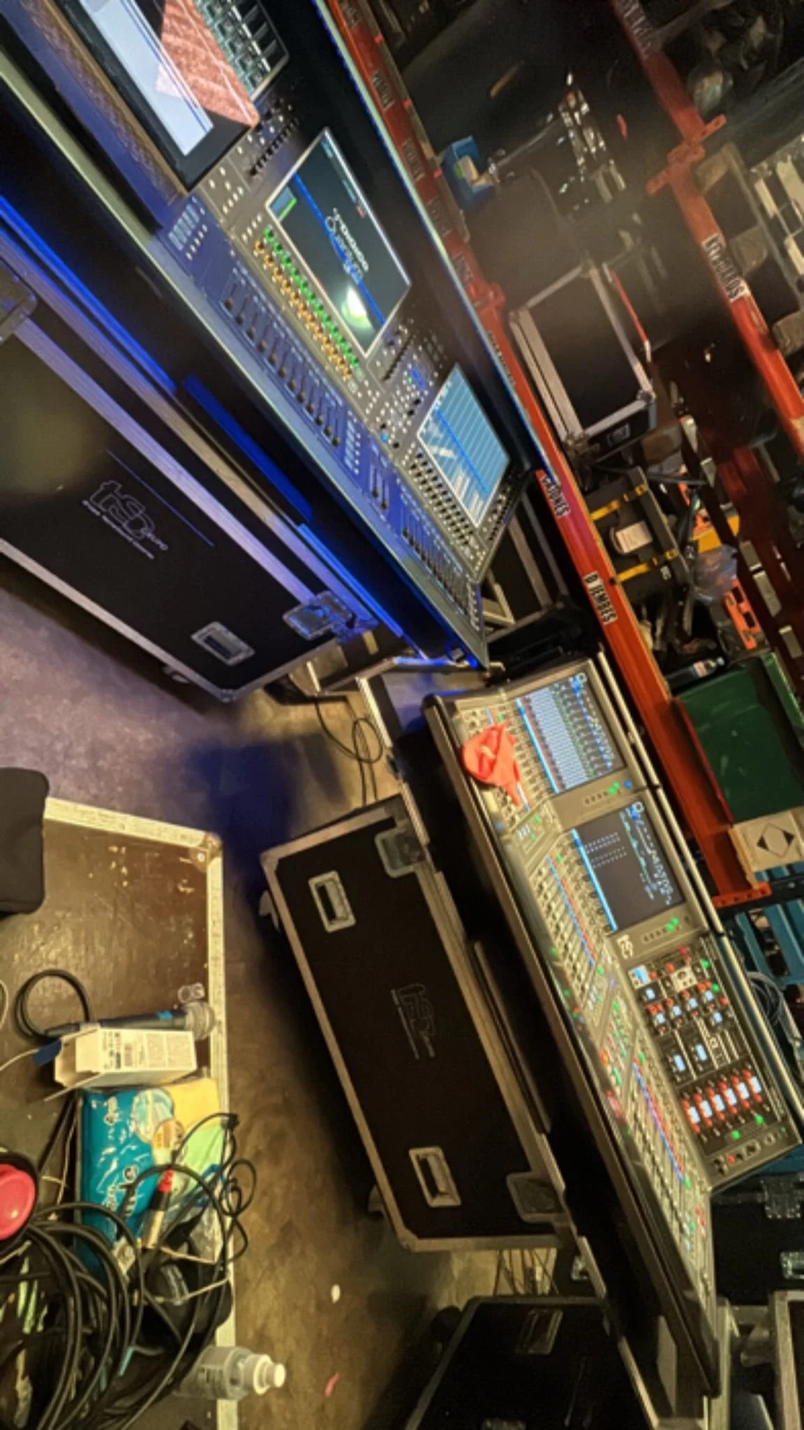 Sistema de control de audio y mezcla técnica durante producción de sonido en directo