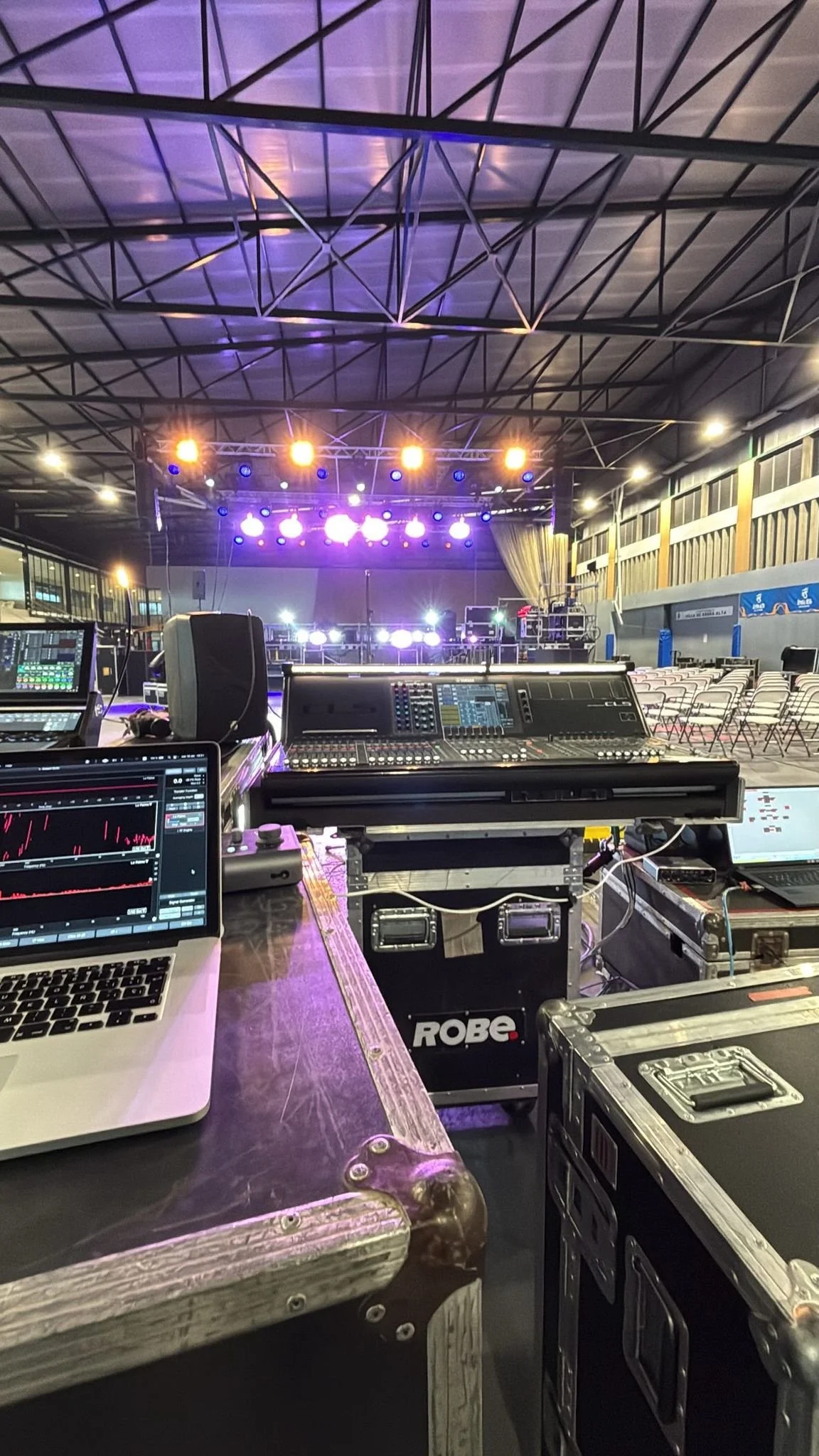Mesa FOH durante prueba de sonido y montaje técnico en un recinto para concierto en directo de Diego Torres