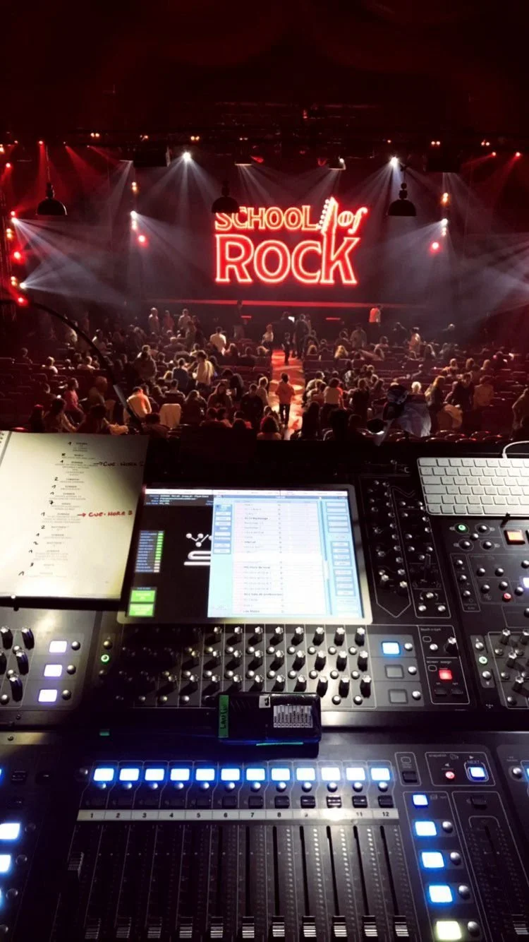 Control de mezcla en directo durante espectáculo musical con público en sala