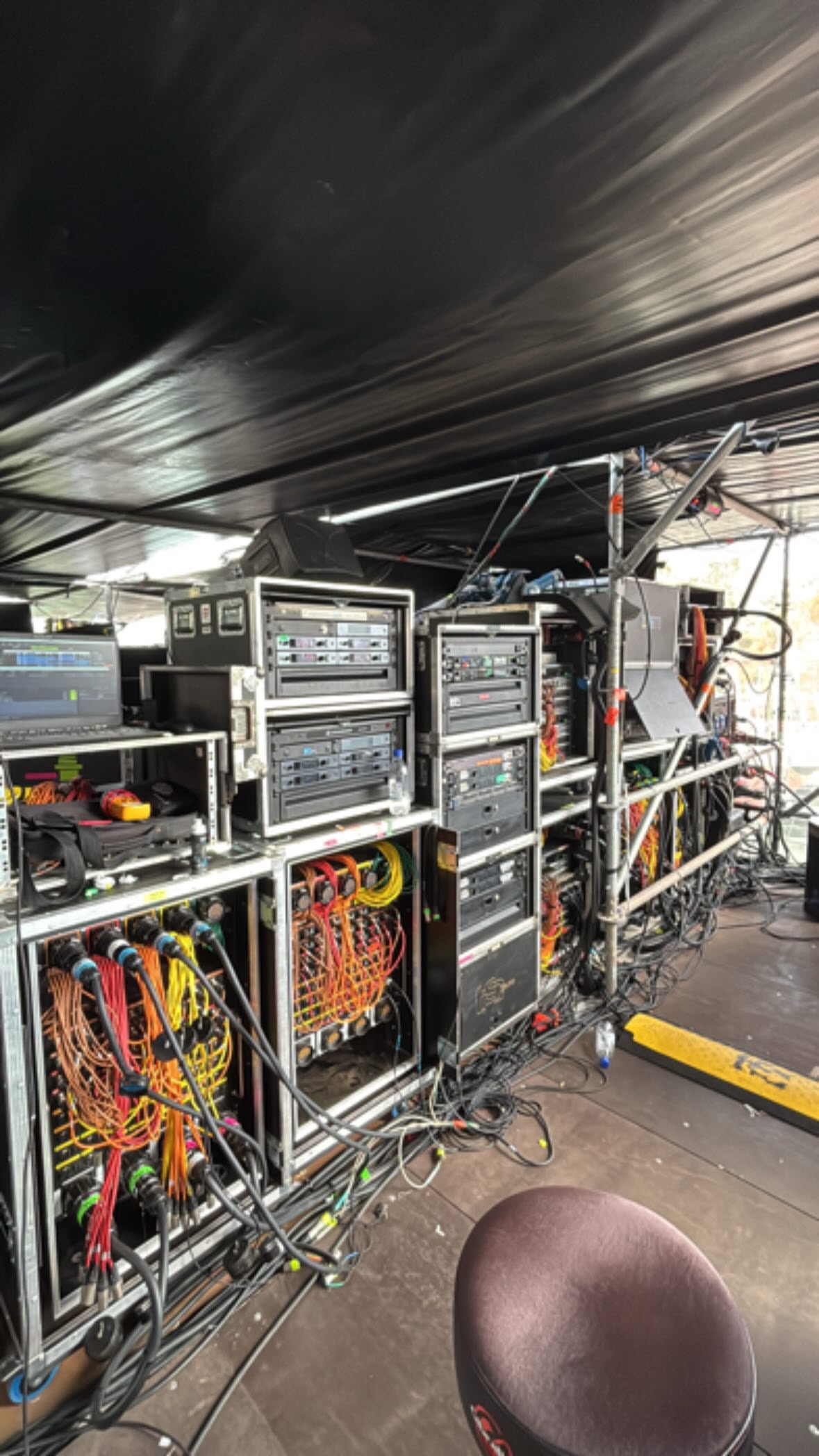 Racks de audio y sistemas de procesamiento utilizados en una producción de sonido en directo